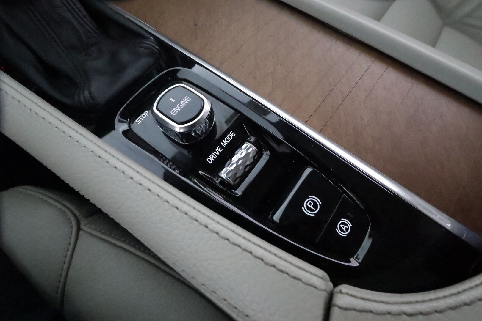 Volvo V90 2017 D5 AWD Inscription aut **HUD / Adapt.vakkari / Koukku / 360.kamera / Muistipenkki / Vaaleat nahat / Full LED / Navi** - 3,99 % KORKOTARJOUS TÄHÄN AUTOON - Kahdet renkaat aluvanteilla / Penkinlämmittimet takana / BLIS 