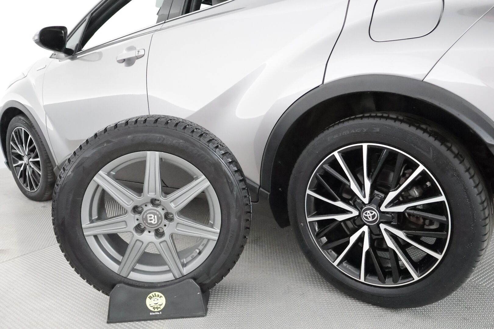 TOYOTA C-HR 2020 1,8 Hybrid Premium **Adapt.vakkari / JBL / Koukku / P.kamera / LED / KeylessGo / Ratinlämmitin / Puolinahat** - 3,99% KORKOTARJOUS TÄHÄN AUTOON 21.9. ASTI - Merkkihuollettu / Apple&Android / Kahdet renkaat aluvanteilla