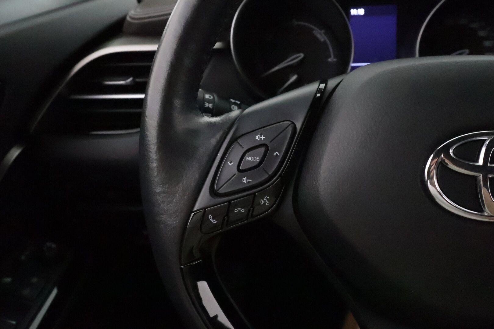 TOYOTA C-HR 2020 1,8 Hybrid Premium **Adapt.vakkari / JBL / Koukku / P.kamera / LED / KeylessGo / Ratinlämmitin / Puolinahat** - Merkkihuollettu / Apple&Android / Kahdet renkaat aluvanteilla