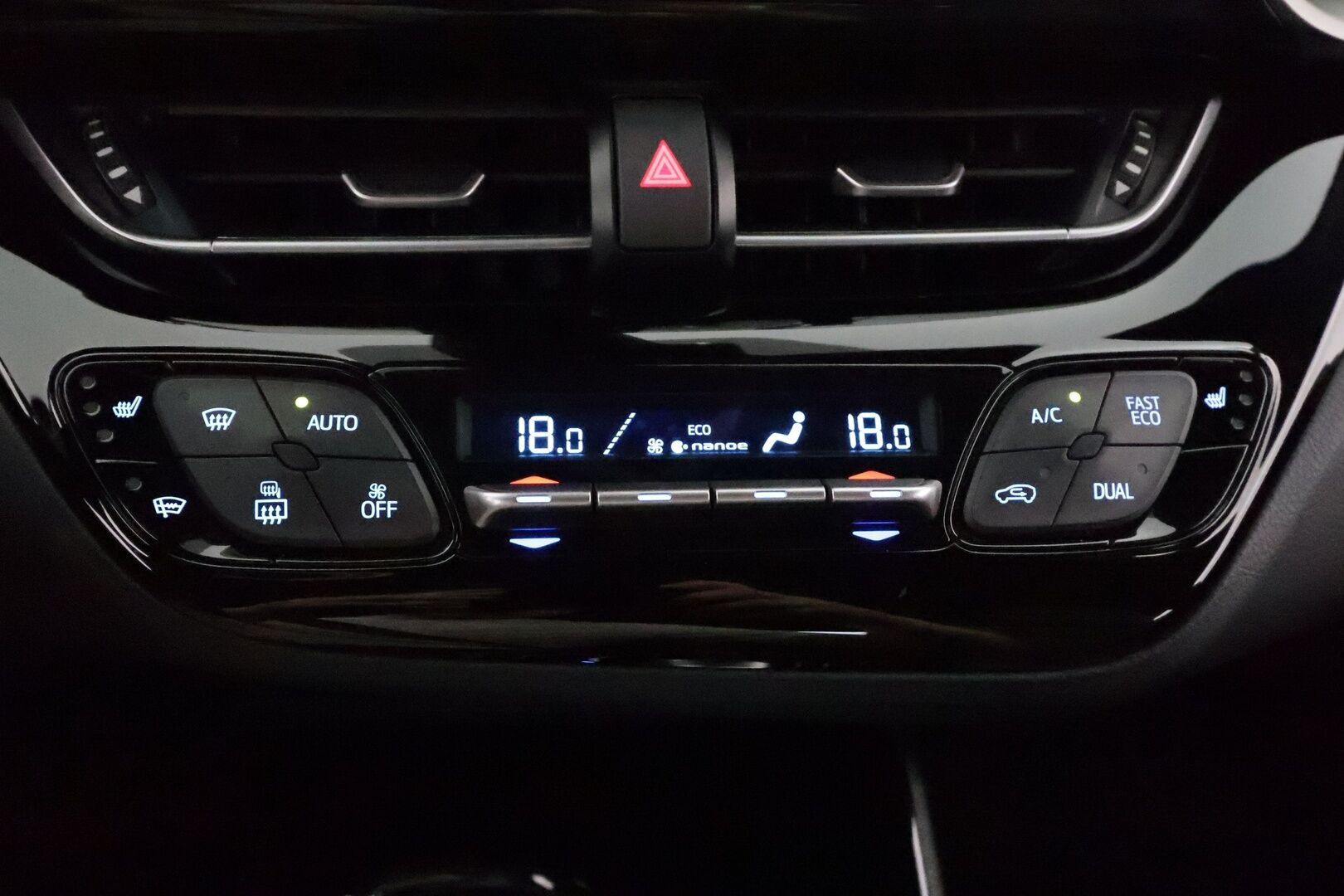 TOYOTA C-HR 2020 1,8 Hybrid Premium **Adapt.vakkari / JBL / Koukku / P.kamera / LED / KeylessGo / Ratinlämmitin / Puolinahat** - Merkkihuollettu / Apple&Android / Kahdet renkaat aluvanteilla