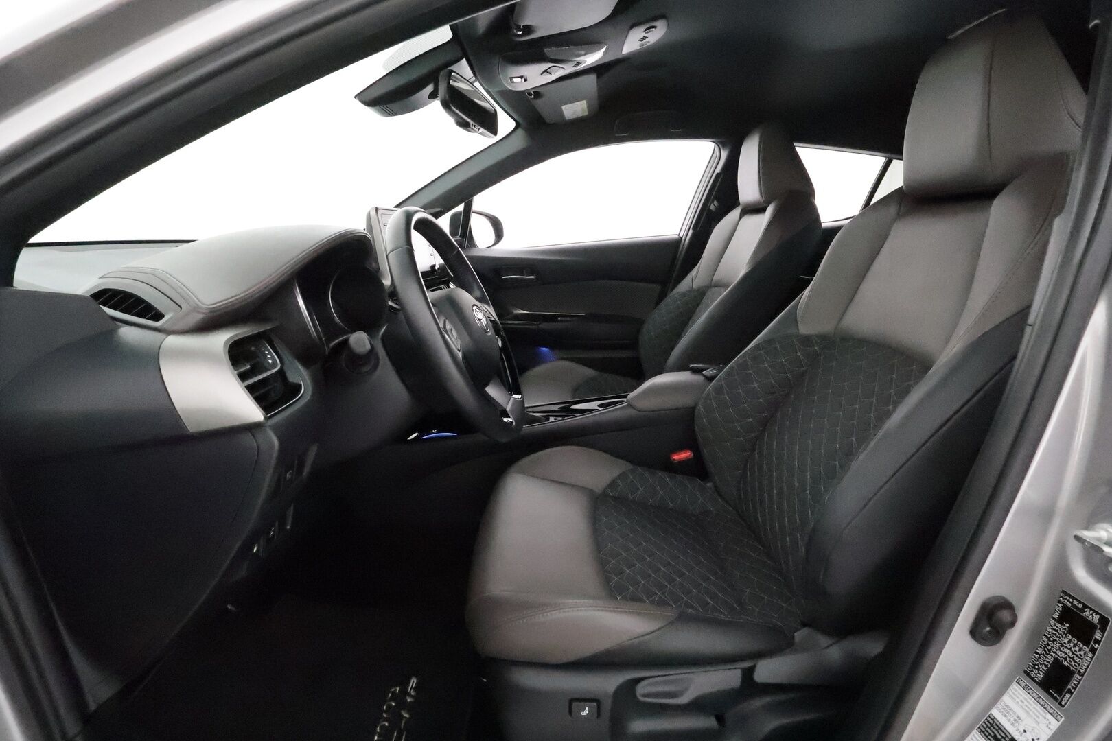 TOYOTA C-HR 2020 1,8 Hybrid Premium **Adapt.vakkari / JBL / Koukku / P.kamera / LED / KeylessGo / Ratinlämmitin / Puolinahat** - Merkkihuollettu / Apple&Android / Kahdet renkaat aluvanteilla
