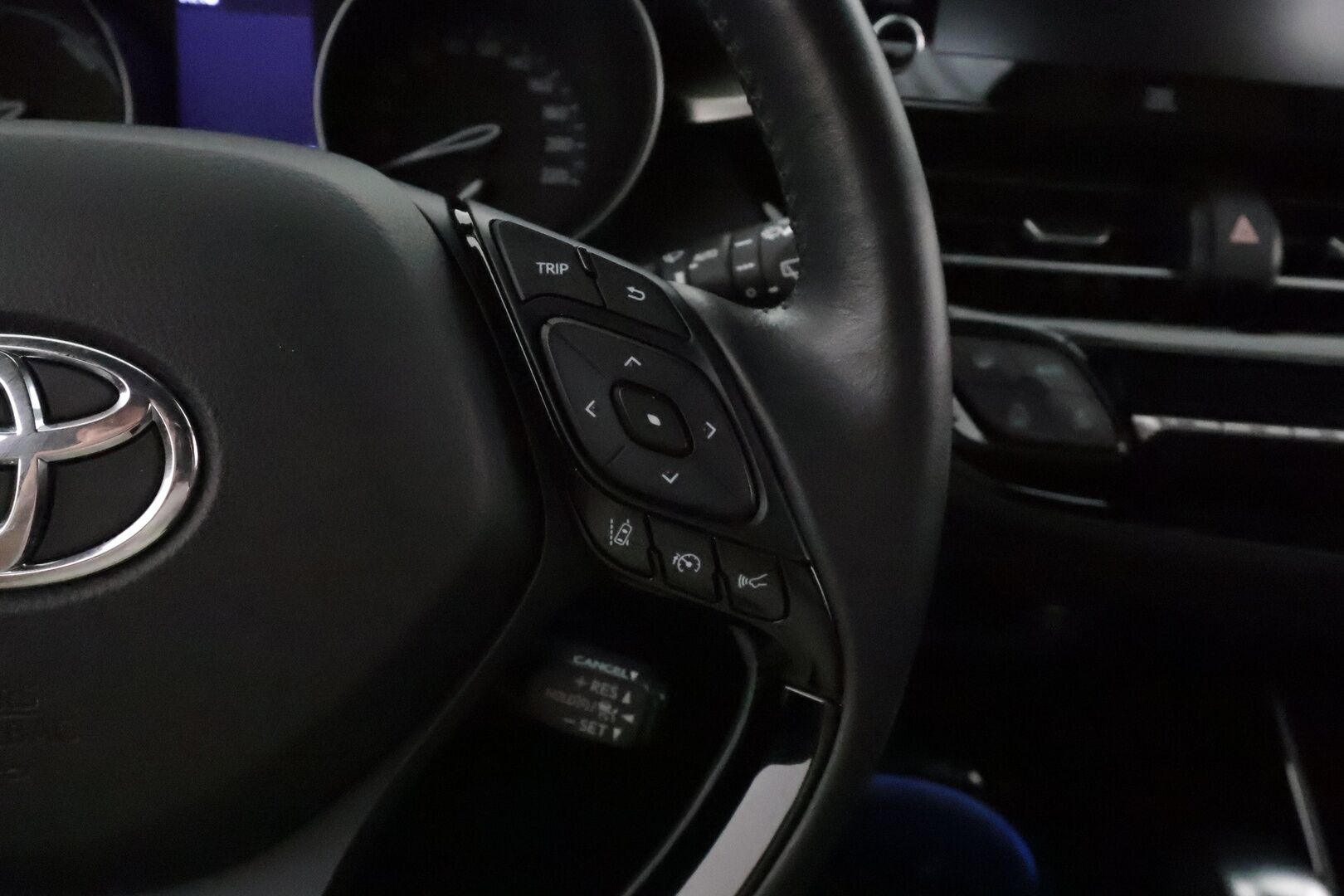 TOYOTA C-HR 2020 1,8 Hybrid Premium **Adapt.vakkari / JBL / Koukku / P.kamera / LED / KeylessGo / Ratinlämmitin / Puolinahat** - Merkkihuollettu / Apple&Android / Kahdet renkaat aluvanteilla