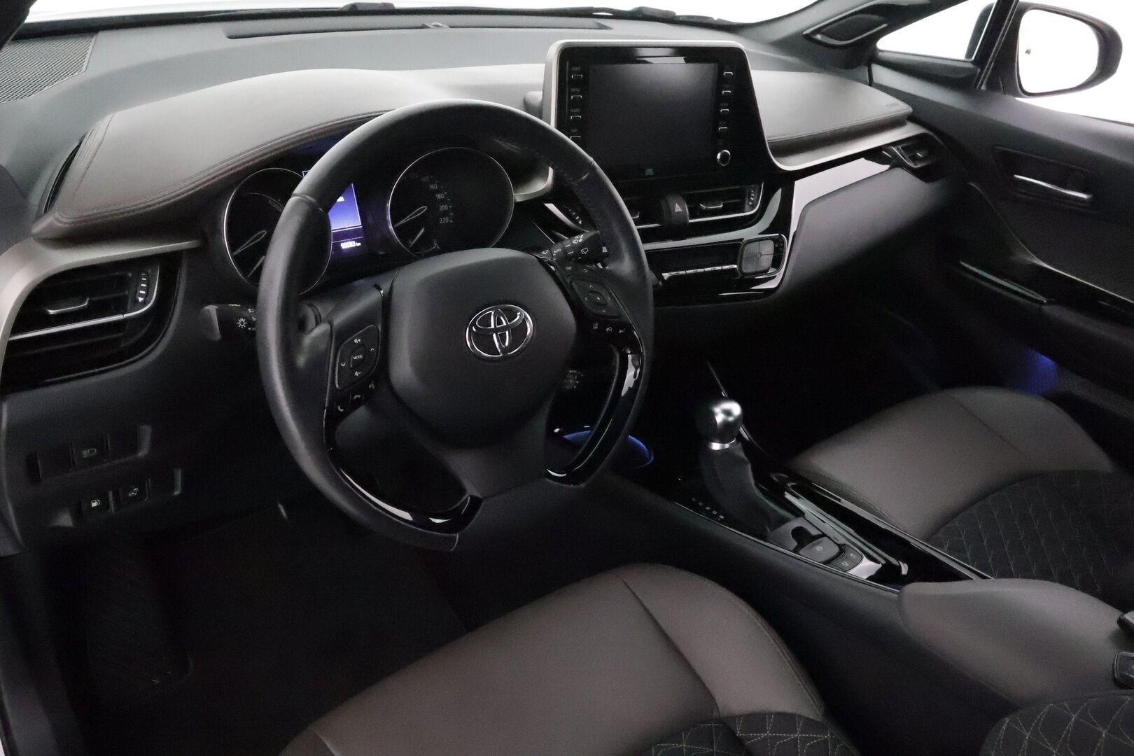 TOYOTA C-HR 2020 1,8 Hybrid Premium **Adapt.vakkari / JBL / Koukku / P.kamera / LED / KeylessGo / Ratinlämmitin / Puolinahat** - Merkkihuollettu / Apple&Android / Kahdet renkaat aluvanteilla