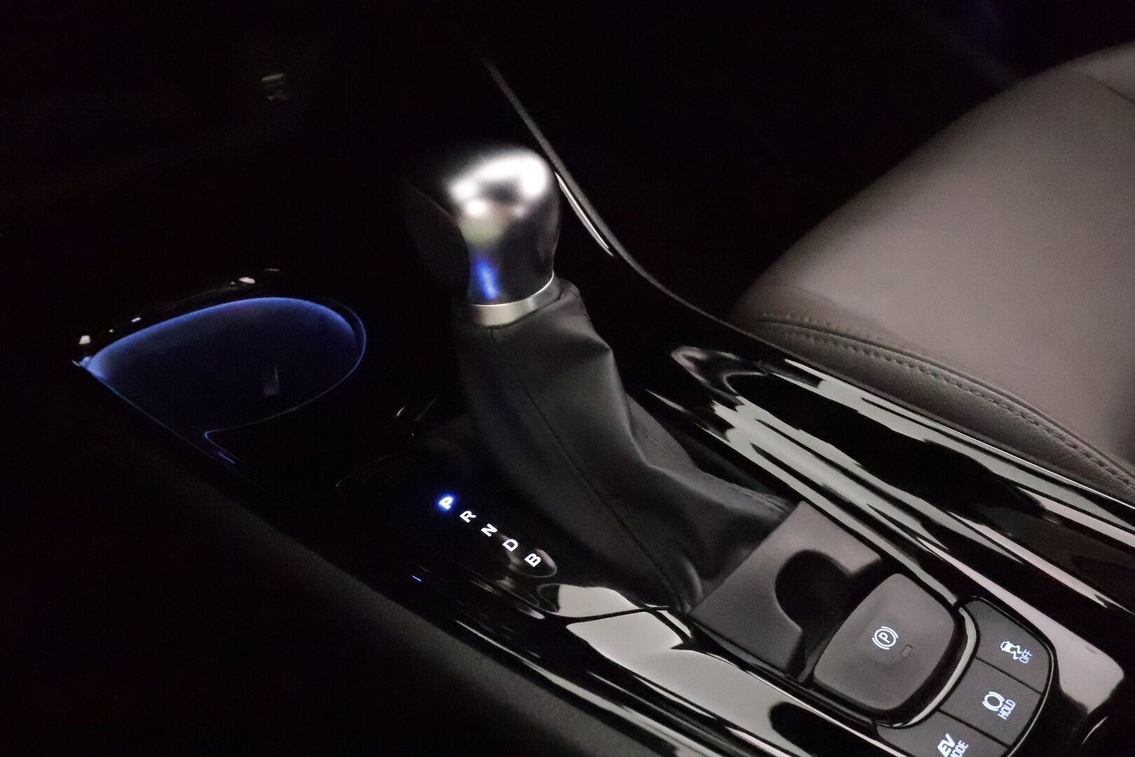 TOYOTA C-HR 2020 1,8 Hybrid Premium **Adapt.vakkari / JBL / Koukku / P.kamera / LED / KeylessGo / Ratinlämmitin / Puolinahat** - Merkkihuollettu / Apple&Android / Kahdet renkaat aluvanteilla