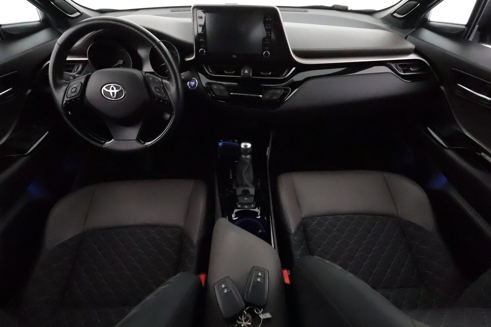 TOYOTA C-HR 2020 1,8 Hybrid Premium **Adapt.vakkari / JBL / Koukku / P.kamera / LED / KeylessGo / Ratinlämmitin / Puolinahat** - Merkkihuollettu / Apple&Android / Kahdet renkaat aluvanteilla