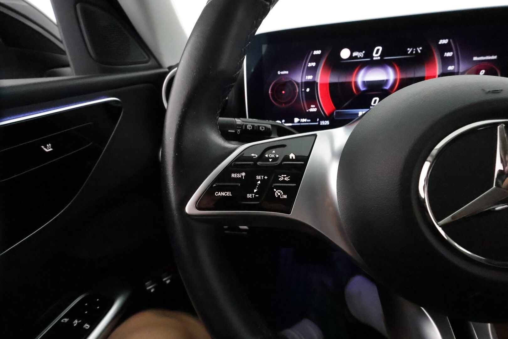 MERCEDES-BENZ C 2023 300 e T A - Distronic Pro / Vetokoukku / Peruutuskamera / Comand Navi / Vetokoukku / Puolinahkasisusta / LED High Perf / KATSO HINTA!