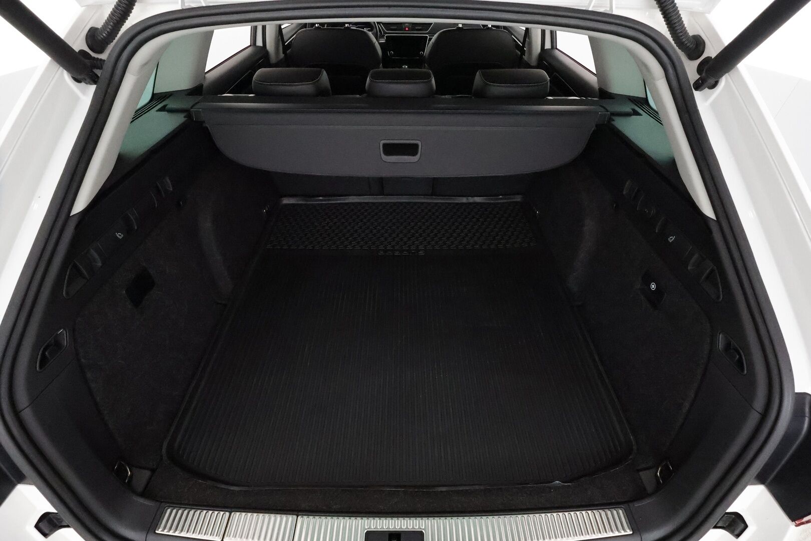 SKODA SUPERB 2021 Combi 1,4 TSI PHEV L&K iV DSG **Canton / Webasto / Koukku / Adapt.Vakkari / Matrix-LED / Muistinahat / P.kamera / Navi** - Merkkihuollettu!