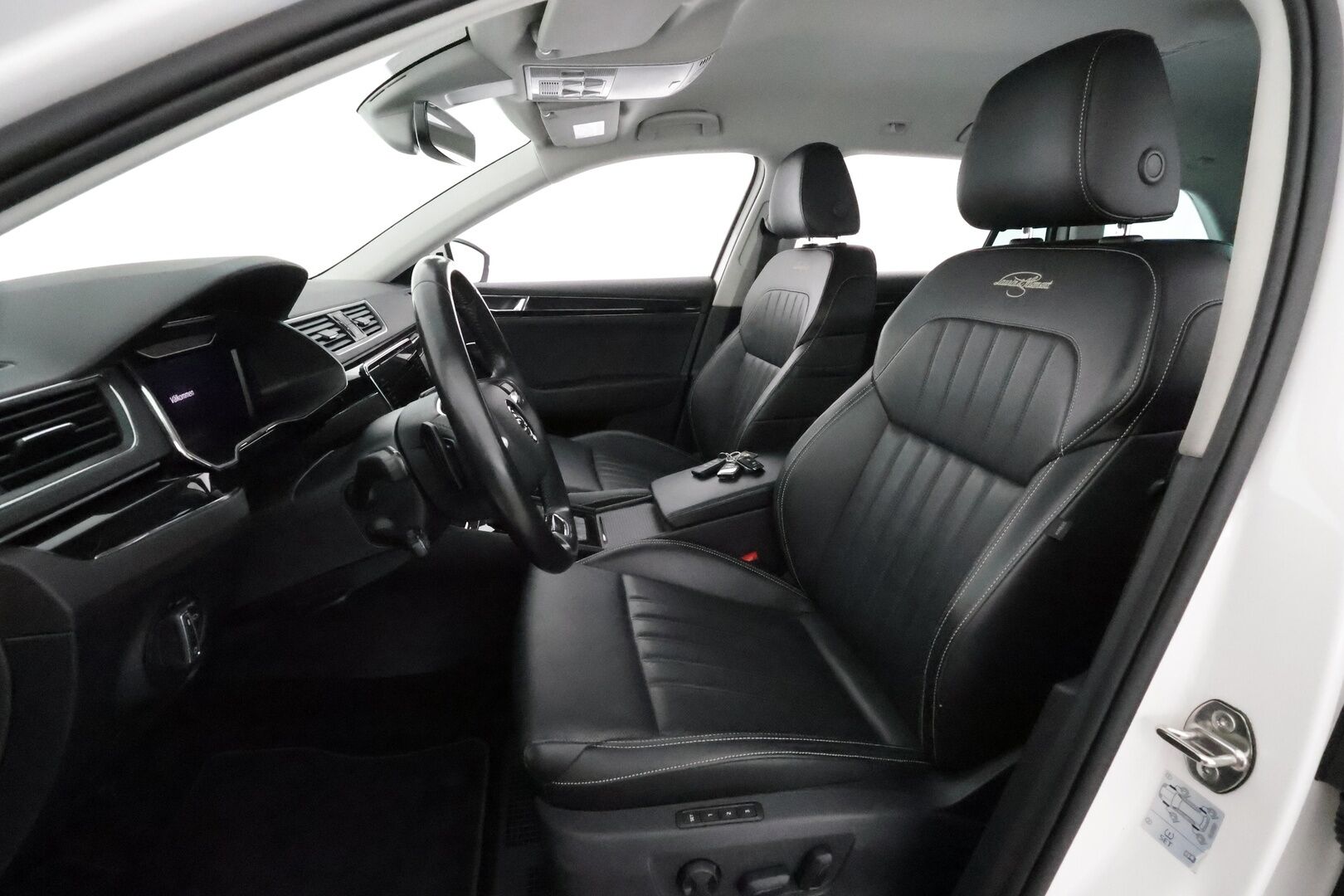 SKODA SUPERB 2021 Combi 1,4 TSI PHEV L&K iV DSG **Canton / Webasto / Koukku / Adapt.Vakkari / Matrix-LED / Muistinahat / P.kamera / Navi** - Merkkihuollettu!