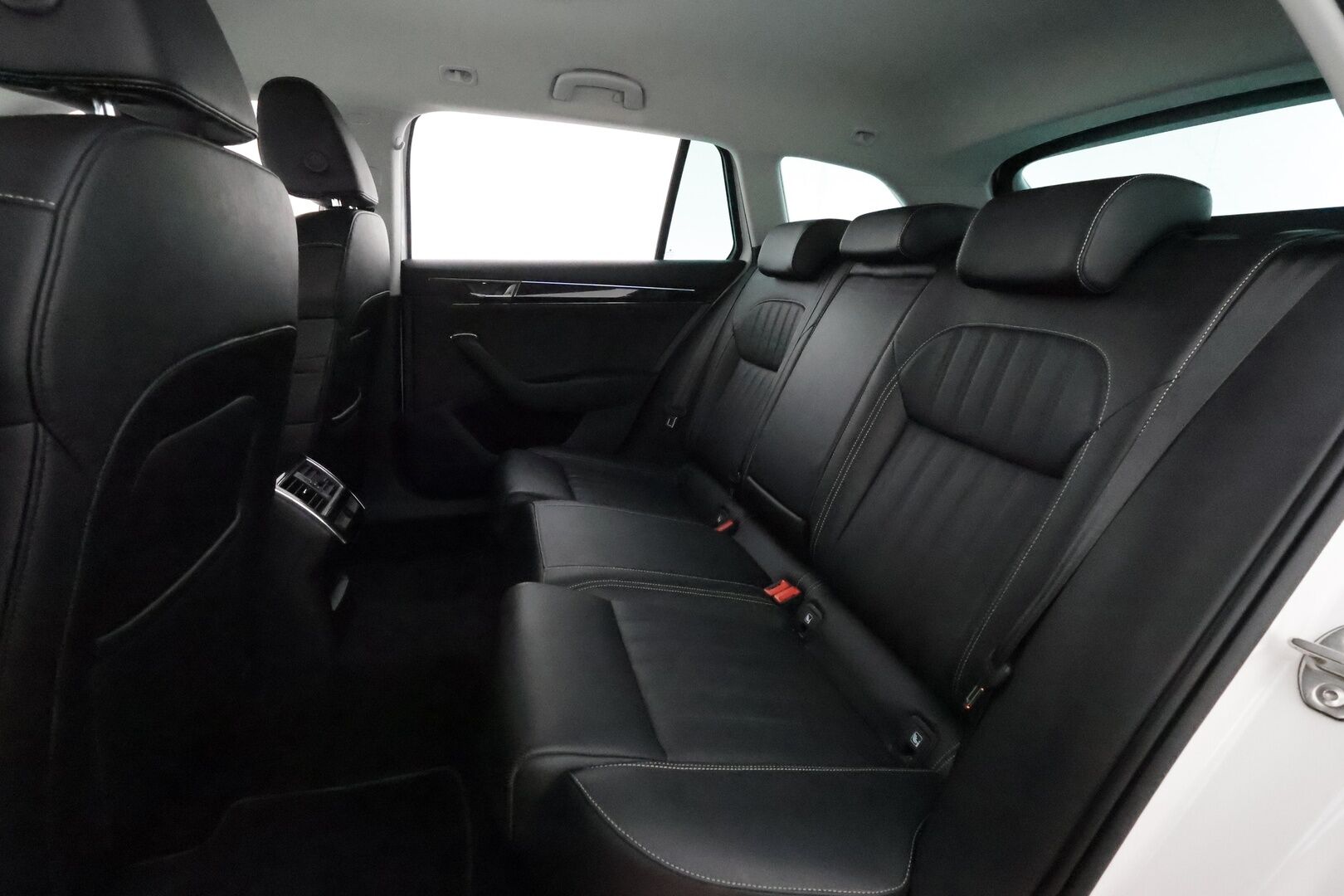 SKODA SUPERB 2021 Combi 1,4 TSI PHEV L&K iV DSG **Canton / Webasto / Koukku / Adapt.Vakkari / Matrix-LED / Muistinahat / P.kamera / Navi** - Merkkihuollettu!
