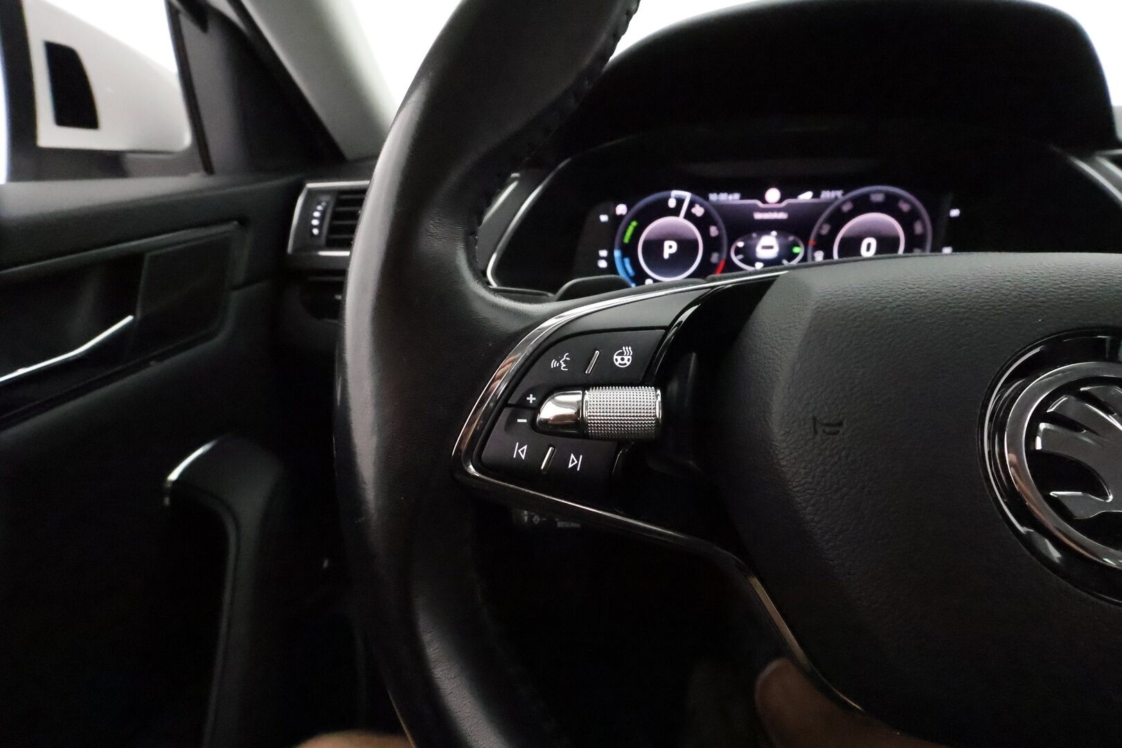 SKODA SUPERB 2021 Combi 1,4 TSI PHEV L&K iV DSG **Canton / Webasto / Koukku / Adapt.Vakkari / Matrix-LED / Muistinahat / P.kamera / Navi** - Merkkihuollettu!