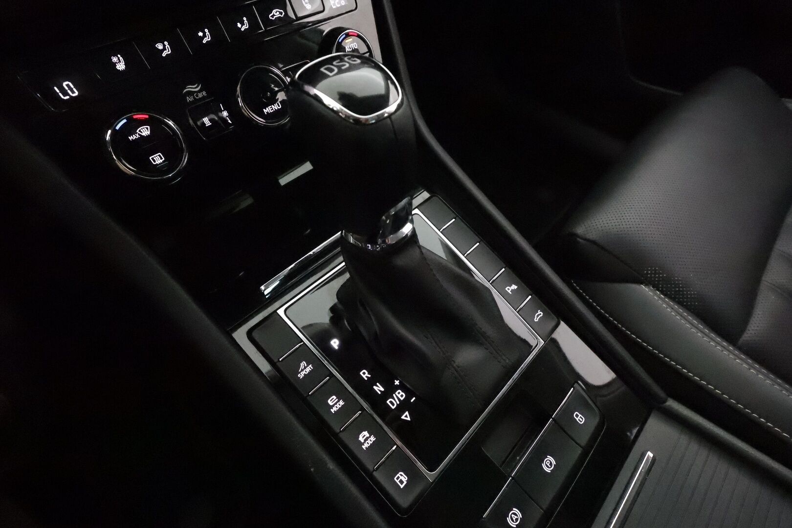 SKODA SUPERB 2021 Combi 1,4 TSI PHEV L&K iV DSG **Canton / Webasto / Koukku / Adapt.Vakkari / Matrix-LED / Muistinahat / P.kamera / Navi** - Merkkihuollettu!