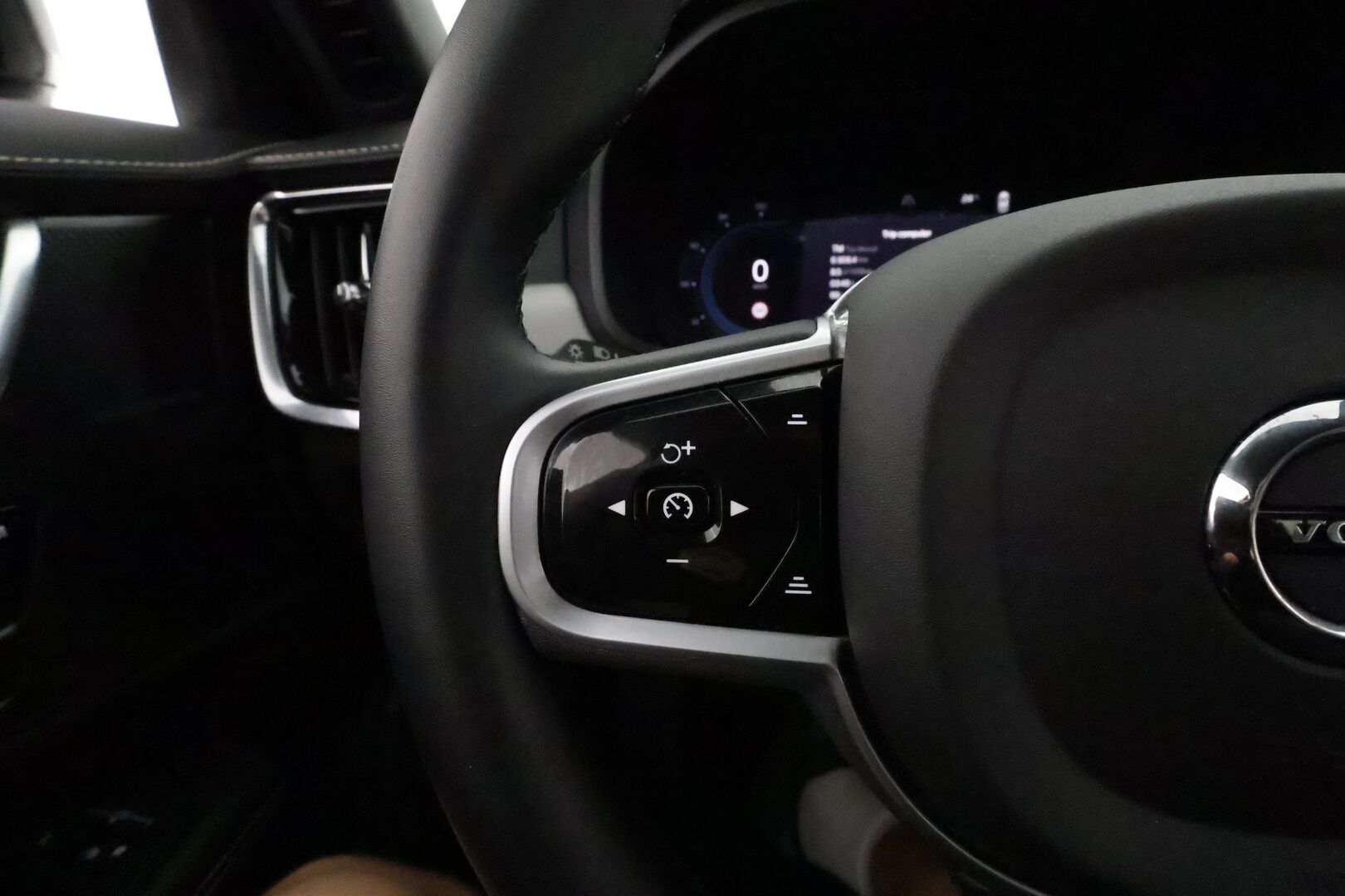 Volvo V90 2022 T8 AWD R-Design Long Range **Adapt.vakkari / Muistipenkit / 360.kamera / Panorama / H&K / Koukku / Full LED / Navi** - 3,99 % KORKOTARJOUS TÄHÄN AUTOON - Akku kuntotarkastettu / Merkkihuollettu / Sporttinahat / Digimittaristo / Facelift / Sähköluukku / Penkinlämmittimet takana