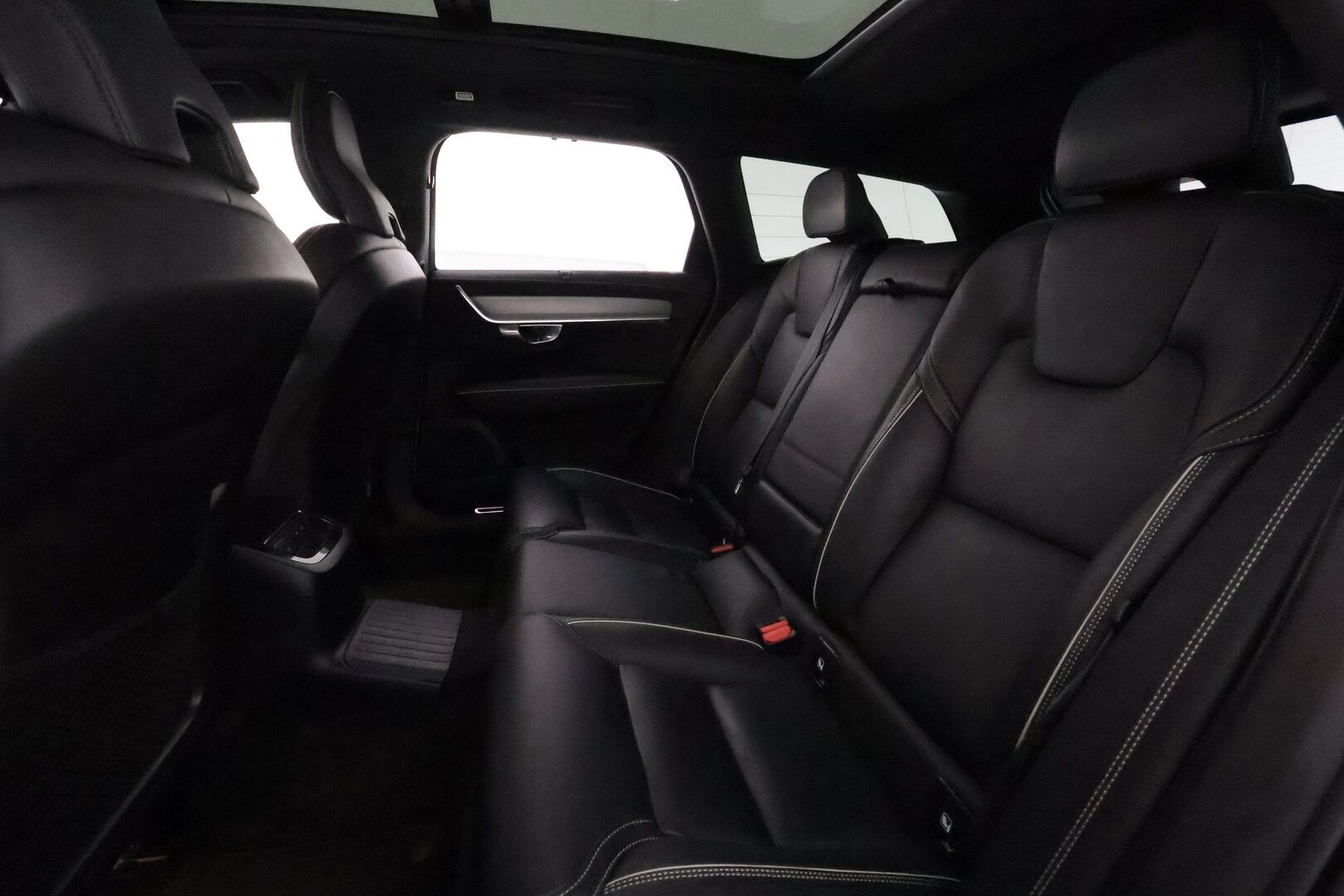 Volvo V90 2022 T8 AWD R-Design Long Range **Adapt.vakkari / Muistipenkit / 360.kamera / Panorama / H&K / Koukku / Full LED / Navi** - 3,99 % KORKOTARJOUS TÄHÄN AUTOON - Akku kuntotarkastettu / Merkkihuollettu / Sporttinahat / Digimittaristo / Facelift / Sähköluukku / Penkinlämmittimet takana