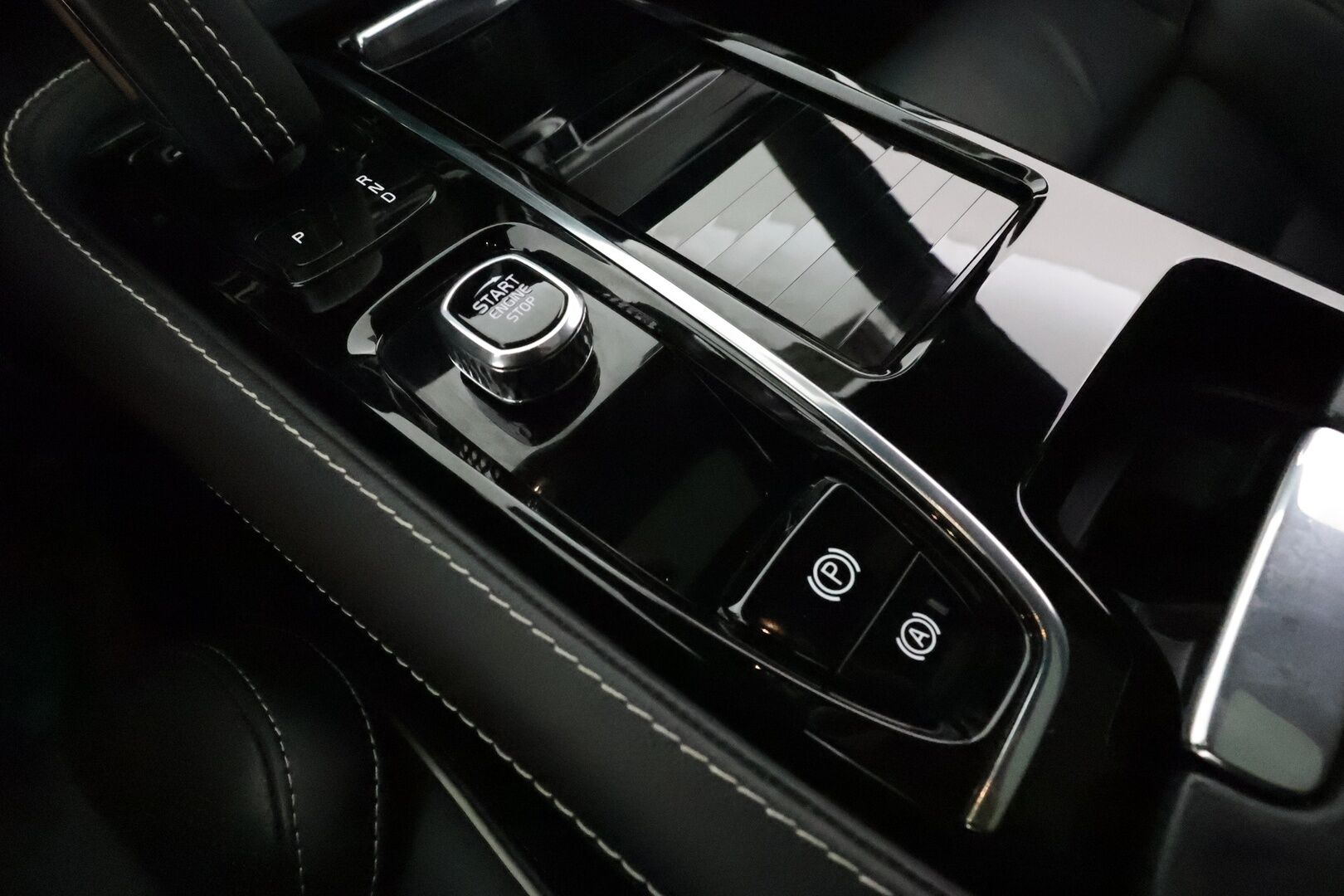 Volvo V90 2022 T8 AWD R-Design Long Range **Adapt.vakkari / Muistipenkit / 360.kamera / Panorama / H&K / Koukku / Full LED / Navi** - 3,99 % KORKOTARJOUS TÄHÄN AUTOON - Akku kuntotarkastettu / Merkkihuollettu / Sporttinahat / Digimittaristo / Facelift / Sähköluukku / Penkinlämmittimet takana