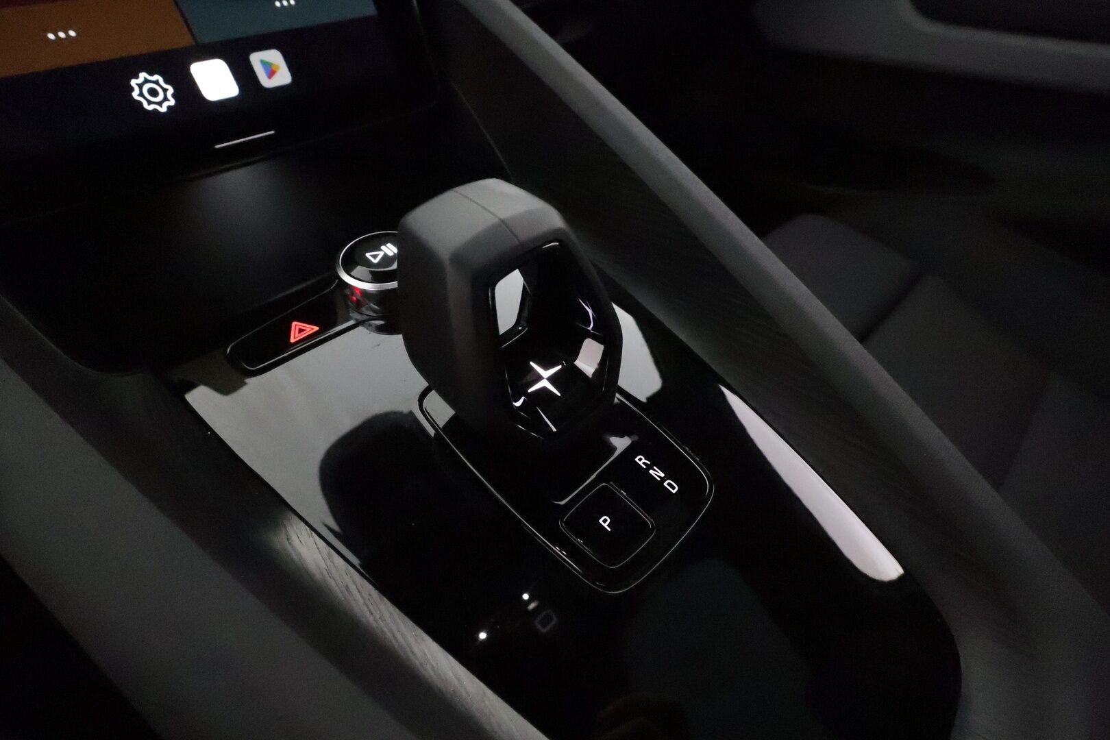 POLESTAR 2 2024 Long range Dual motor, 310kW, 82kWh - 3,99 % KORKOTARJOUS TÄHÄN AUTOON - Lämpöpumppu / Pilot&Plus / Harman&Kardon / Pixel LED / Lasikatto / 360-Kamera / Muistipenkki / Adapt.Vakkari / Huippuvarusteet!