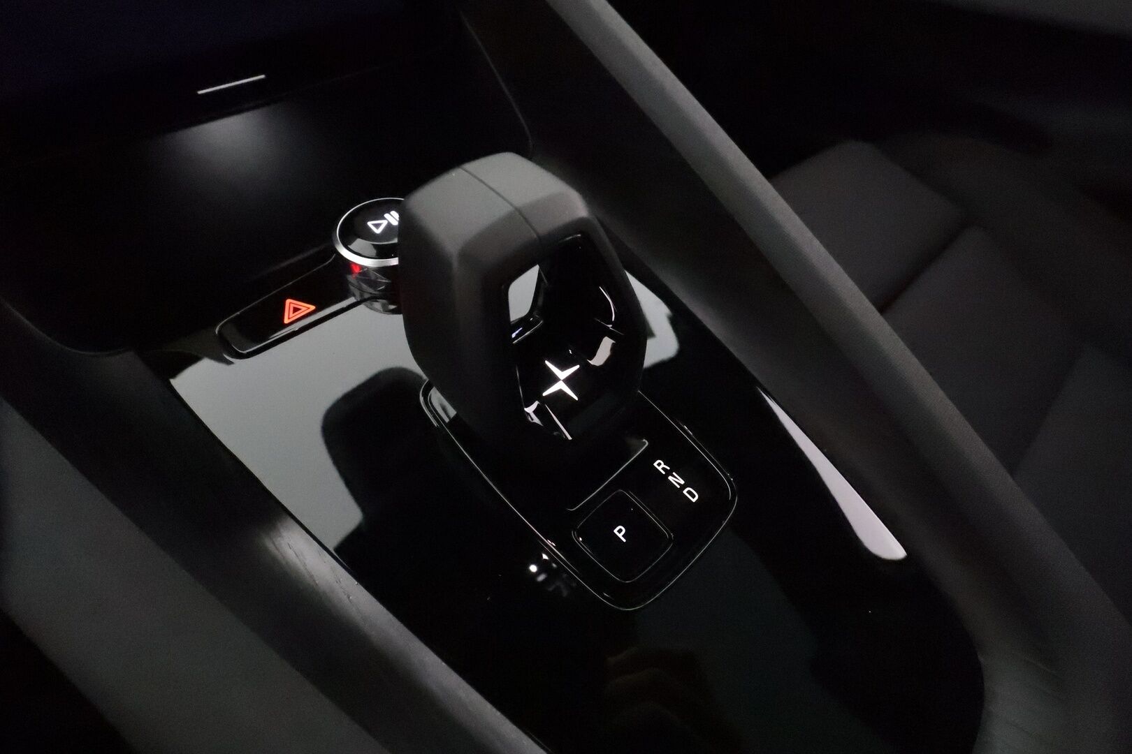 POLESTAR 2 2024 Long range Dual motor, 310kW, 82kWh - 3,99 % KORKOTARJOUS TÄHÄN AUTOON - Pilot&Plus / Harman & Kardon / Lämpöpumppu / Lasikatto / Pixel LED / 360-Kamera / Ratinlämmitys / Merkkihuollot / Huippuvarusteet!