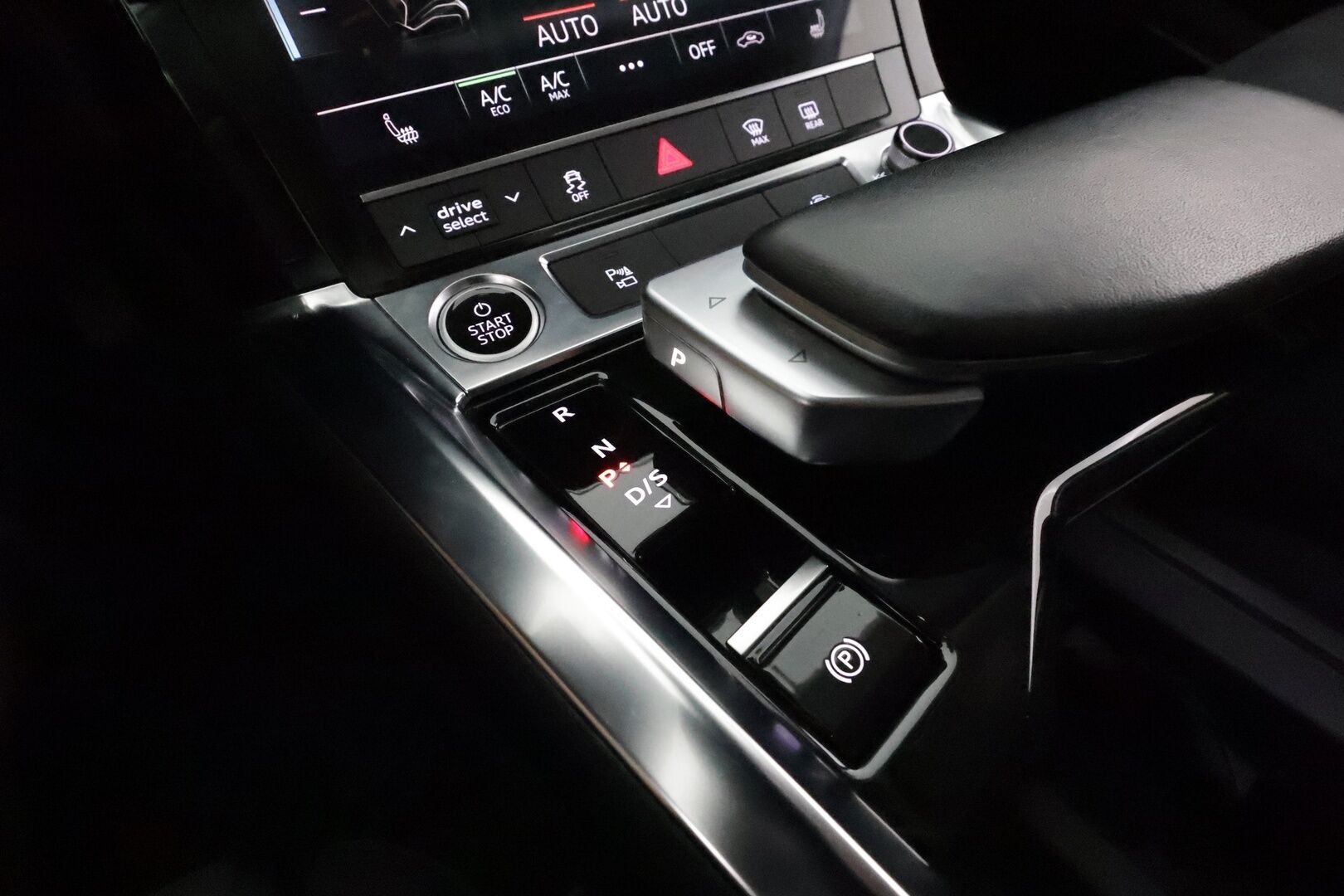 AUDI Q8 E-TRON 2024 50 Sportback **Adapt.vakkari / Bang&Olufsen / Muistipenkki / P.kamera / Digimittaristo / Puolinahat / Ilma-alusta** - 3,99 % KORKOTARJOUS TÄHÄN AUTOON - Akku kuntotarkastettu / Sähköluukku / Kahdet renkaat aluvanteilla / Merkkihuollettu