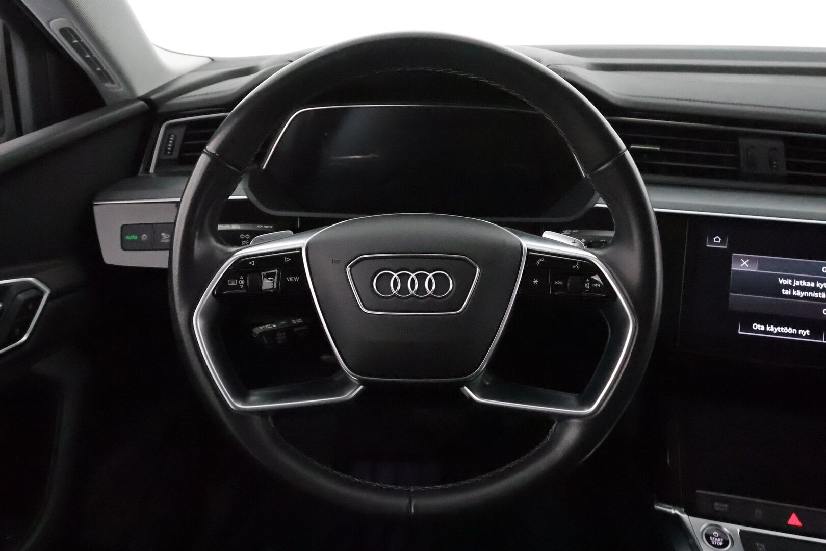AUDI Q8 E-TRON 2024 50 Sportback **Adapt.vakkari / Bang&Olufsen / Muistipenkki / P.kamera / Digimittaristo / Puolinahat / Ilma-alusta** - 3,99 % KORKOTARJOUS TÄHÄN AUTOON - Akku kuntotarkastettu / Sähköluukku / Kahdet renkaat aluvanteilla / Merkkihuollettu