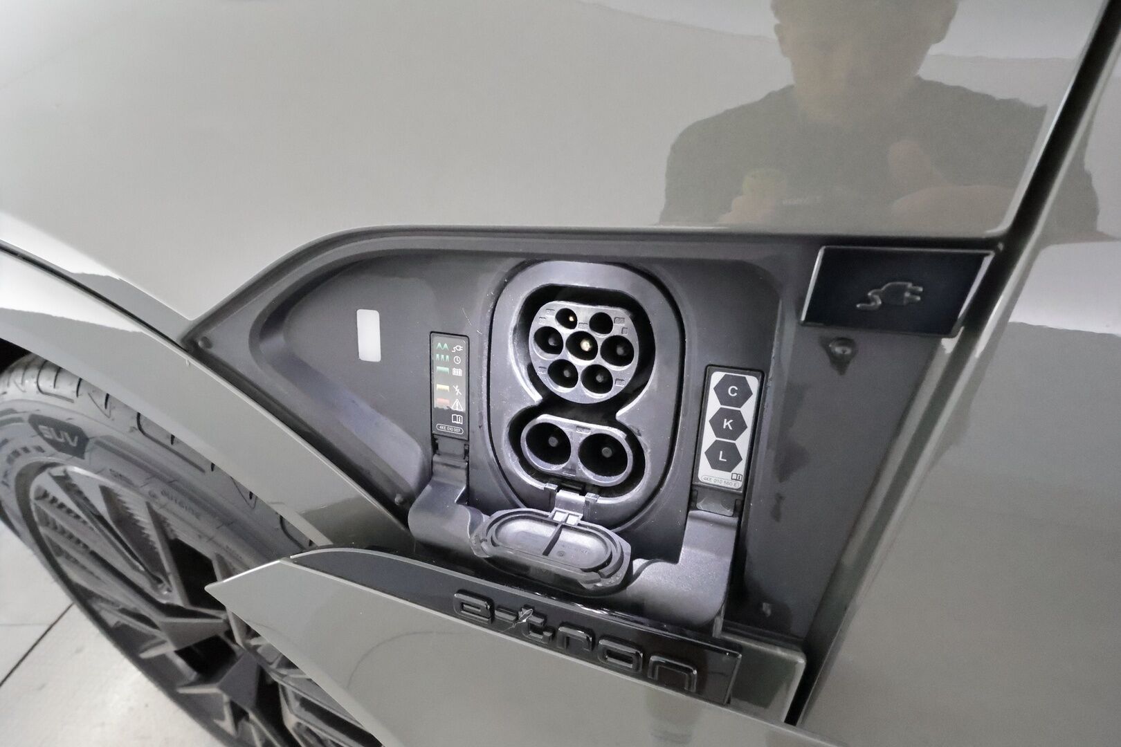 AUDI Q8 E-TRON 2024 50 Sportback **Adapt.vakkari / Bang&Olufsen / Muistipenkki / P.kamera / Digimittaristo / Puolinahat / Ilma-alusta** - 3,99 % KORKOTARJOUS TÄHÄN AUTOON - Akku kuntotarkastettu / Sähköluukku / Kahdet renkaat aluvanteilla / Merkkihuollettu