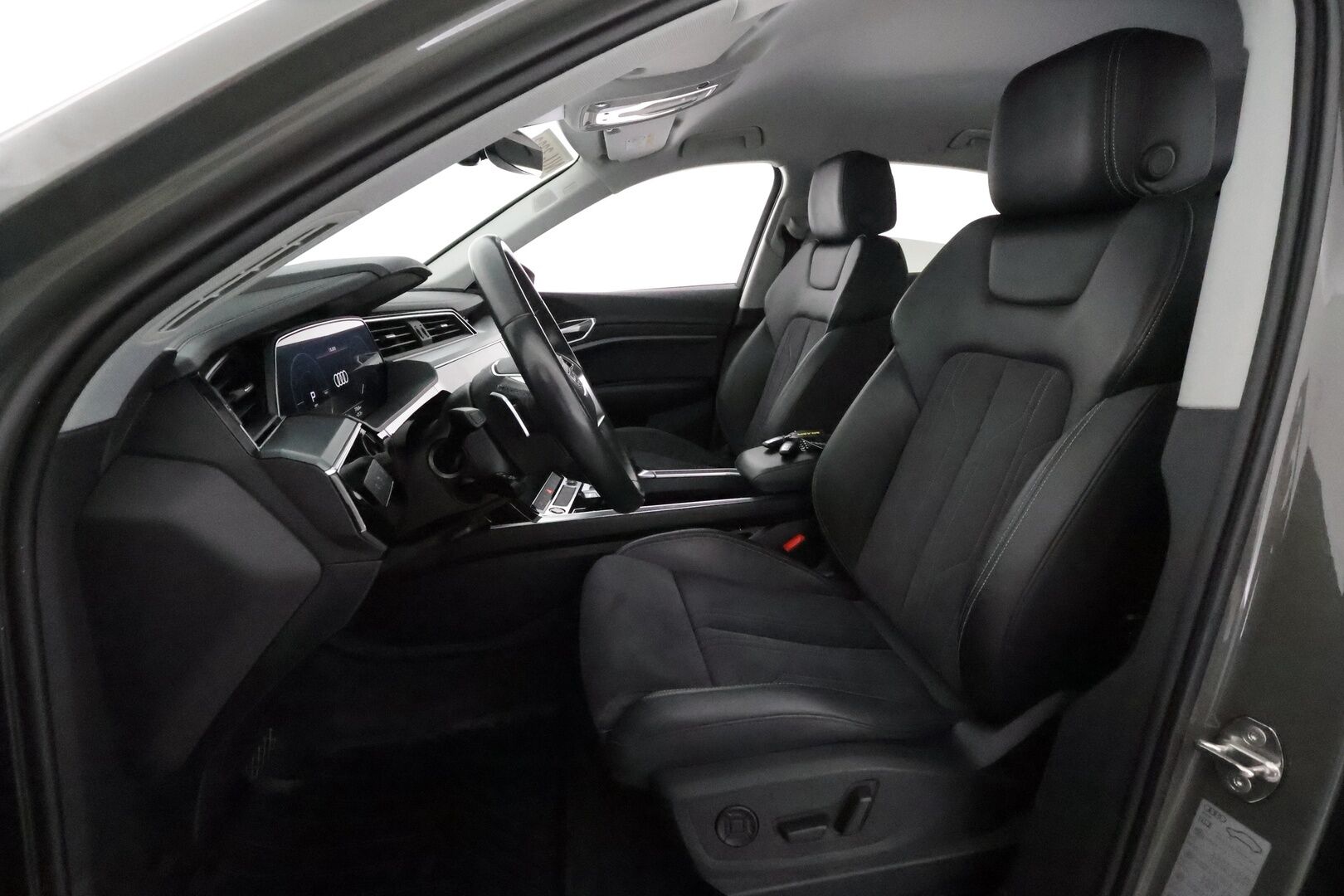 AUDI Q8 E-TRON 2024 50 Sportback **Adapt.vakkari / Bang&Olufsen / Muistipenkki / P.kamera / Digimittaristo / Puolinahat / Ilma-alusta** - 3,99 % KORKOTARJOUS TÄHÄN AUTOON - Akku kuntotarkastettu / Sähköluukku / Kahdet renkaat aluvanteilla / Merkkihuollettu