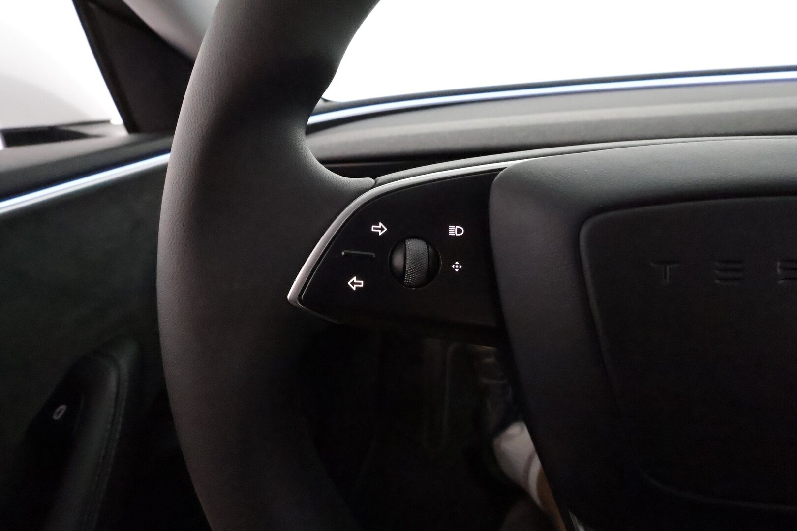 TESLA MODEL 3 2024 Long Range AWD Highland **Lasikatto / Lämpöpumppu / Koukku / Adapt.Vakkari / Matrix-LED / P.kamera / Muistipenkki** - 3,99 % KORKOTARJOUS TÄHÄN AUTOON - Kahdet Renkaat