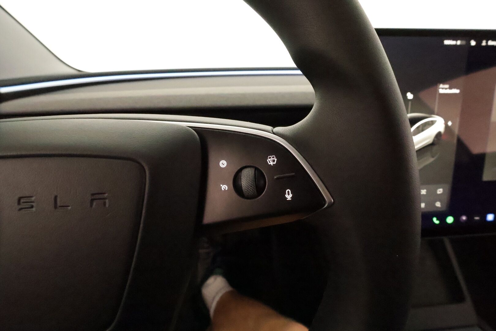 TESLA MODEL 3 2024 Long Range AWD Highland **Lasikatto / Lämpöpumppu / Koukku / Adapt.Vakkari / Matrix-LED / P.kamera / Muistipenkki** - 3,99 % KORKOTARJOUS TÄHÄN AUTOON - Kahdet Renkaat
