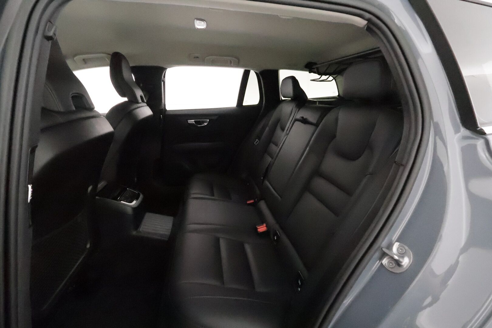 Volvo V60 2023 T6 AWD Long Range Core aut. **Adapt.vakkari / Facelift / Koukku / Nahat / P.kamera / BLIS / Full LED** - 3,99 % KORKOTARJOUS TÄHÄN AUTOON - Kahdet renkaat aluvanteilla / Merkkihuollettu / Lisälämmitin / Ratinlämmitin / Penkinlämmittimet takana 