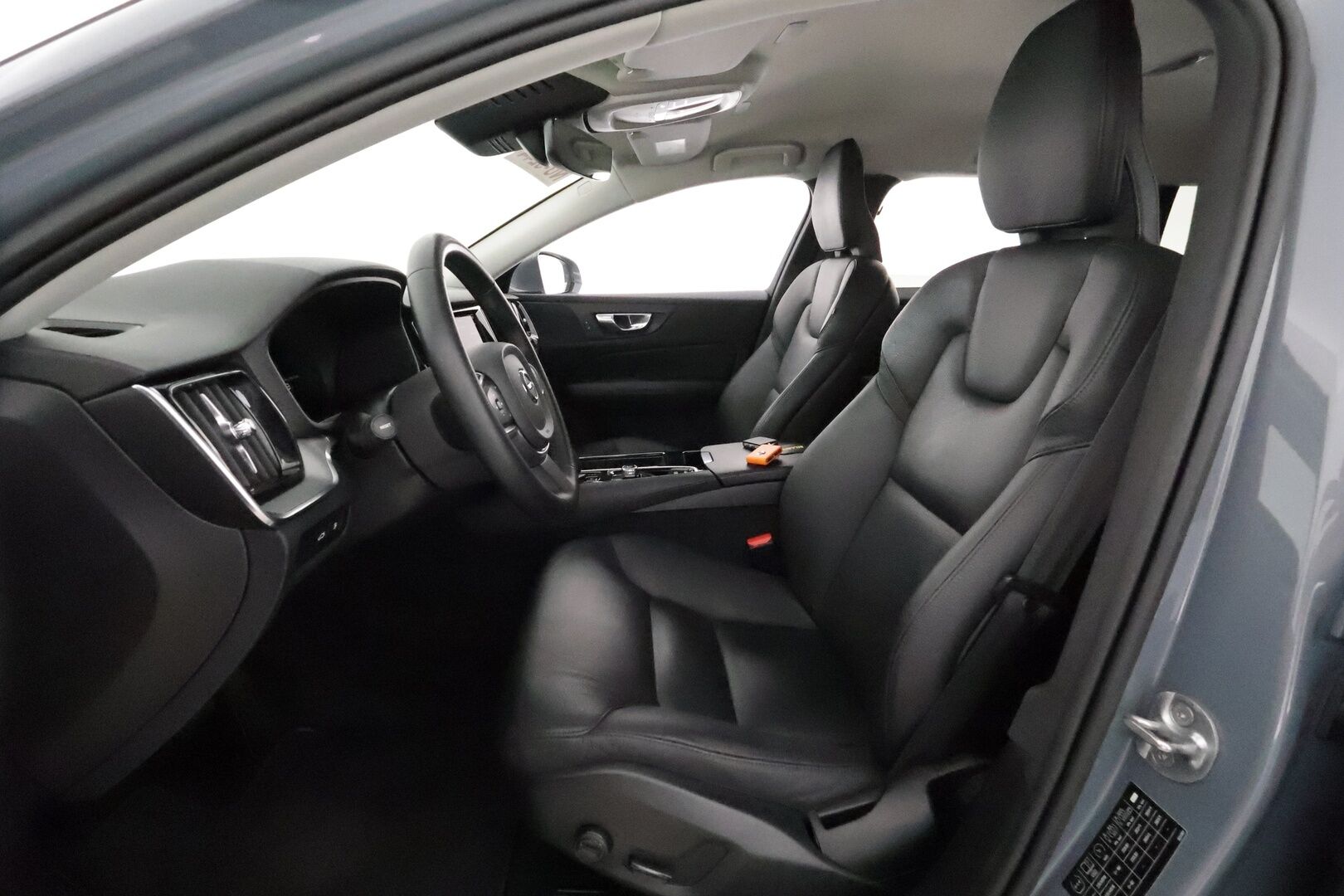 Volvo V60 2023 T6 AWD Long Range Core aut. **Adapt.vakkari / Facelift / Koukku / Nahat / P.kamera / BLIS / Full LED** - 3,99 % KORKOTARJOUS TÄHÄN AUTOON - Kahdet renkaat aluvanteilla / Merkkihuollettu / Lisälämmitin / Ratinlämmitin / Penkinlämmittimet takana 