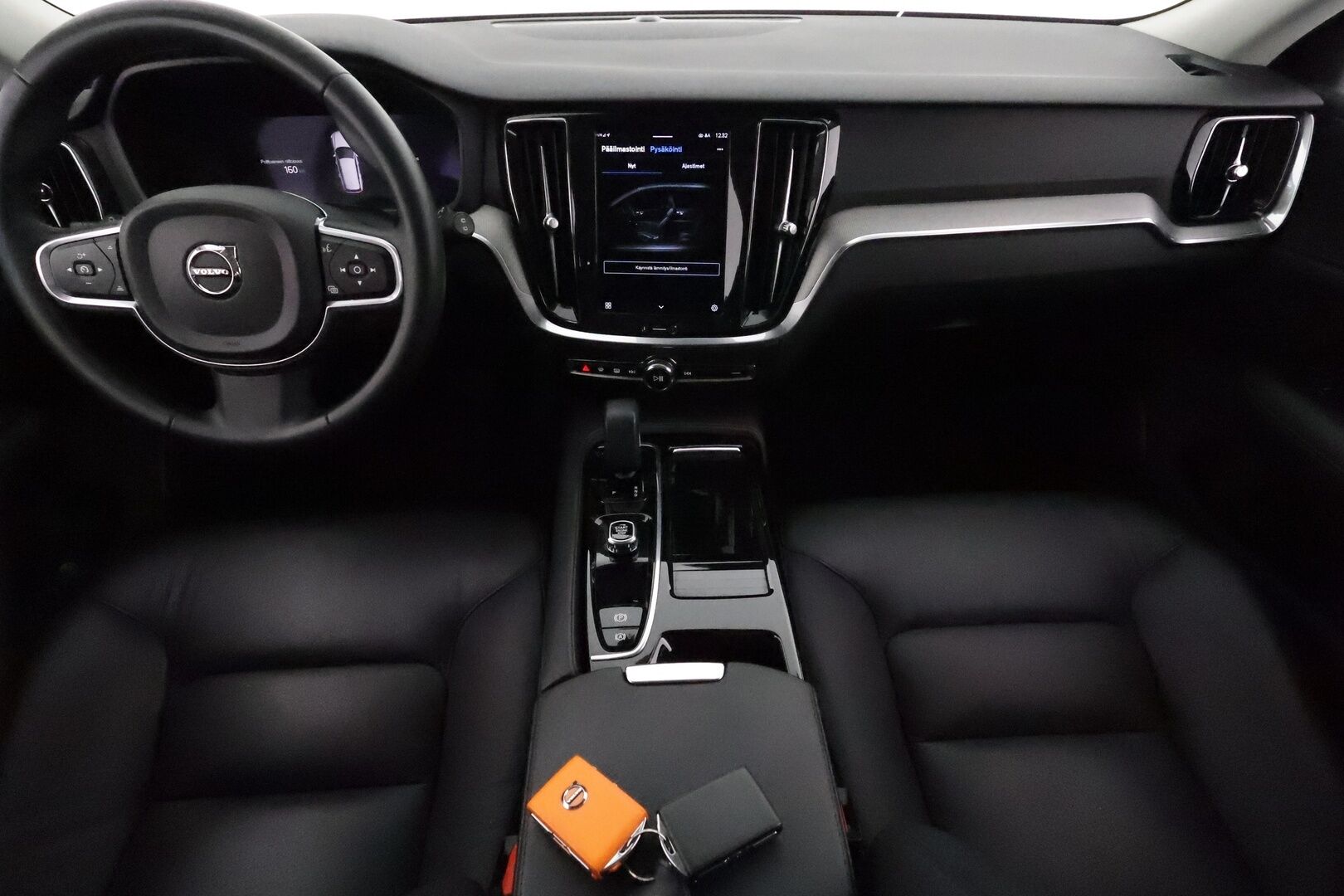 Volvo V60 2023 T6 AWD Long Range Core aut. **Adapt.vakkari / Facelift / Koukku / Nahat / P.kamera / BLIS / Full LED** - 3,99 % KORKOTARJOUS TÄHÄN AUTOON - Kahdet renkaat aluvanteilla / Merkkihuollettu / Lisälämmitin / Ratinlämmitin / Penkinlämmittimet takana 