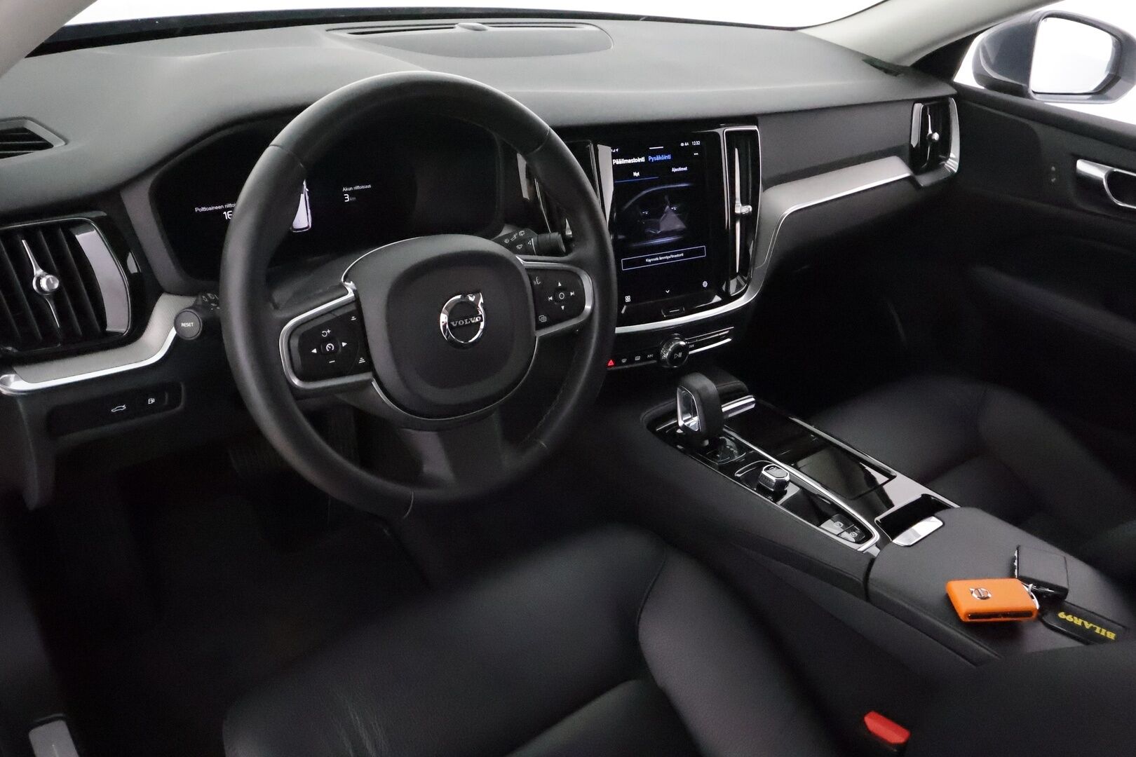 Volvo V60 2023 T6 AWD Long Range Core aut. **Adapt.vakkari / Facelift / Koukku / Nahat / P.kamera / BLIS / Full LED** - 3,99 % KORKOTARJOUS TÄHÄN AUTOON - Kahdet renkaat aluvanteilla / Merkkihuollettu / Lisälämmitin / Ratinlämmitin / Penkinlämmittimet takana 