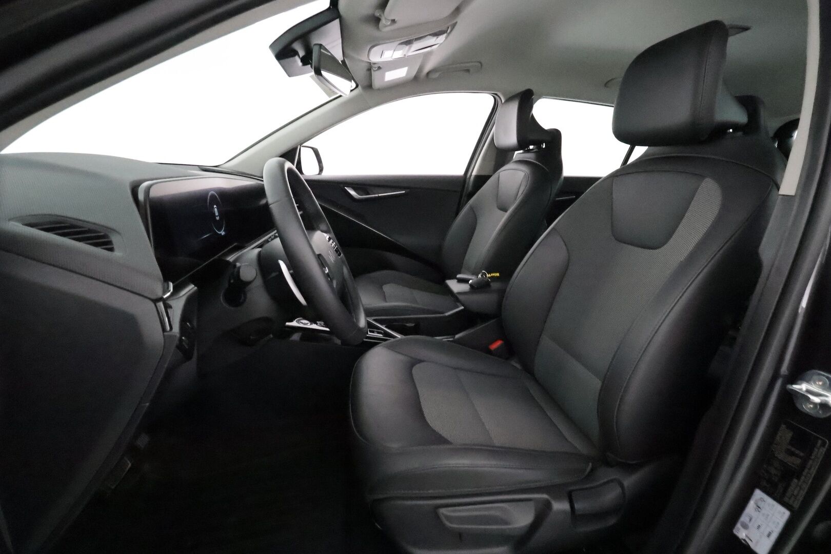 KIA NIRO 2023 64kWh 204hv Electric **Adapt.vakkari / P.kamera / Koukku / Digimittaristo / LED / Puolinahat / KeylessGo** - Akku kuntotarkastettu / Kahdet renkaat aluvanteilla / Merkkihuollettu / Ratinlämmitin