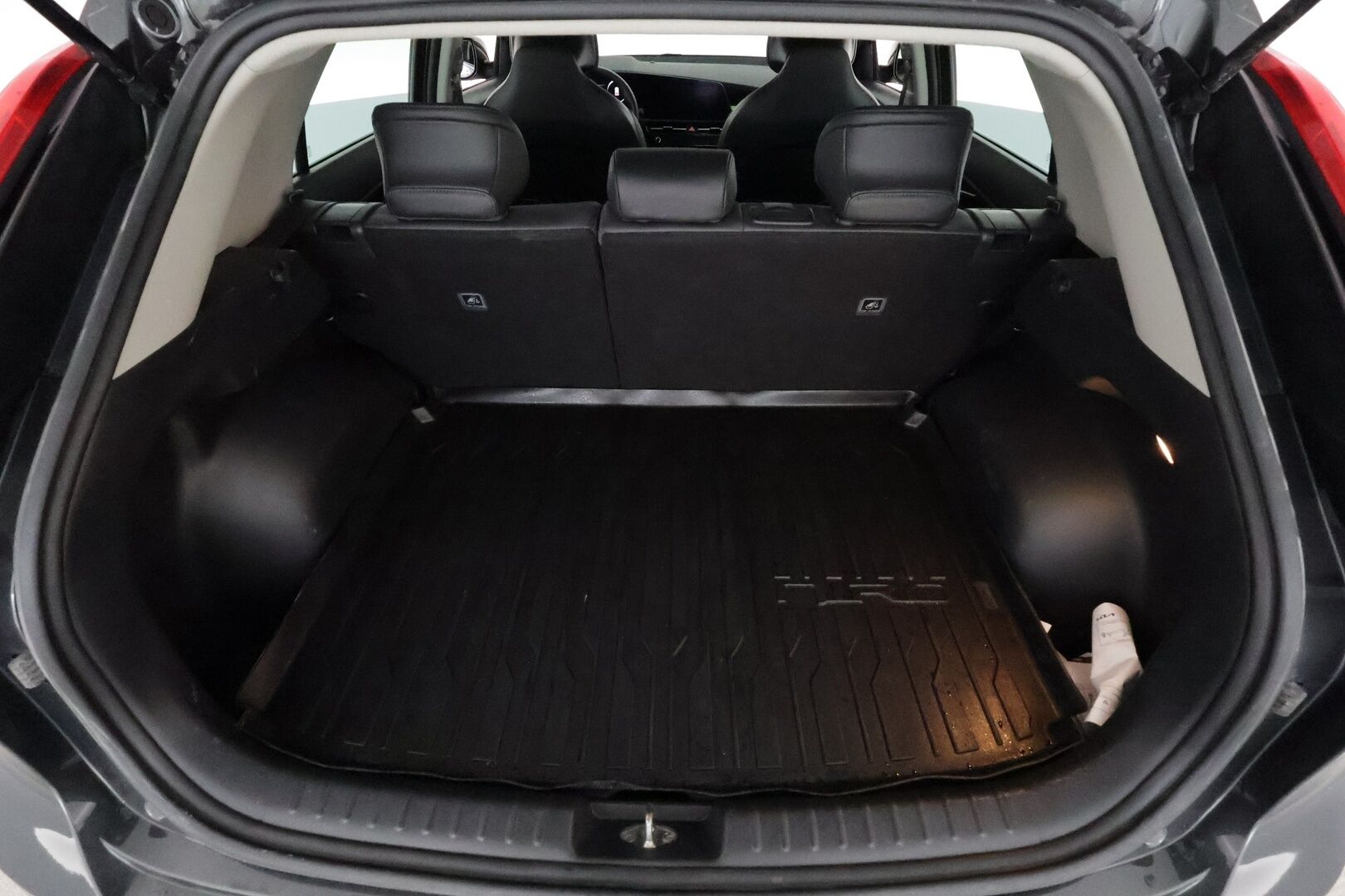 KIA NIRO 2023 64kWh 204hv Electric **Adapt.vakkari / P.kamera / Koukku / Digimittaristo / LED / Puolinahat / KeylessGo** - 3,99% KORKOTARJOUS TÄHÄN AUTOON 21.9. ASTI - Akku kuntotarkastettu / Kahdet renkaat aluvanteilla / Merkkihuollettu / Ratinlämmitin