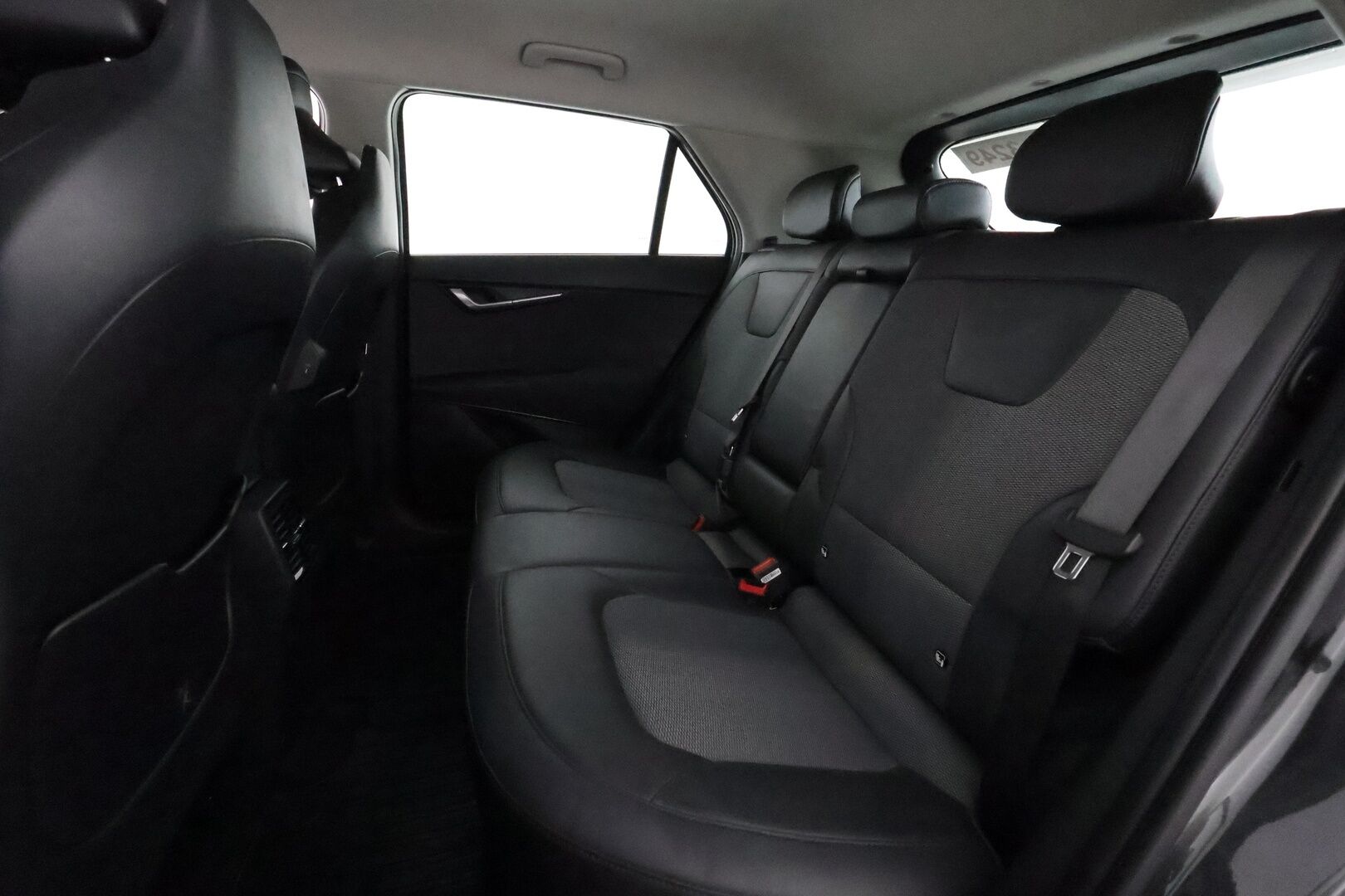 KIA NIRO 2023 64kWh 204hv Electric **Adapt.vakkari / P.kamera / Koukku / Digimittaristo / LED / Puolinahat / KeylessGo** - Akku kuntotarkastettu / Kahdet renkaat aluvanteilla / Merkkihuollettu / Ratinlämmitin