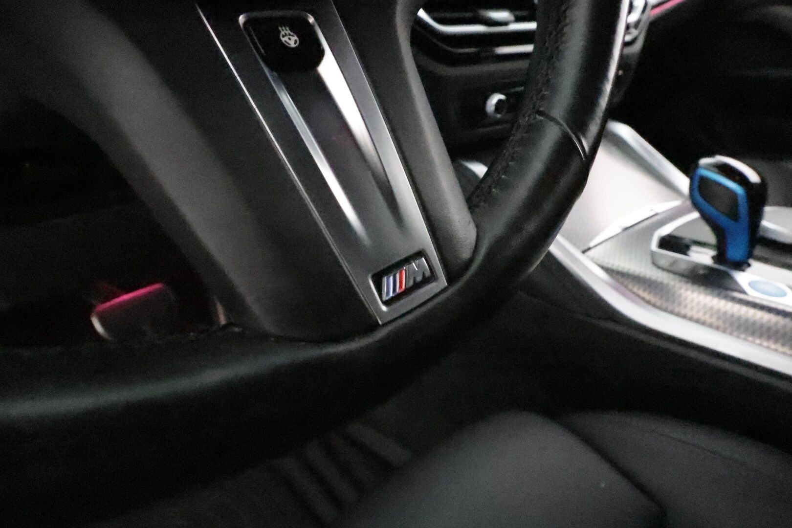BMW I4 2022 eDrive40 M-Sport **Koukku / Adapt.Vakkari / HiFi / Laser-LED / 360° / Sporttipenkit / Widescreen / Navi / HUD** - 3,99 % KORKOTARJOUS TÄHÄN AUTOON - Akku kuntotarkastettu / 2x Latauskaapelit / Merkkihuollettu!