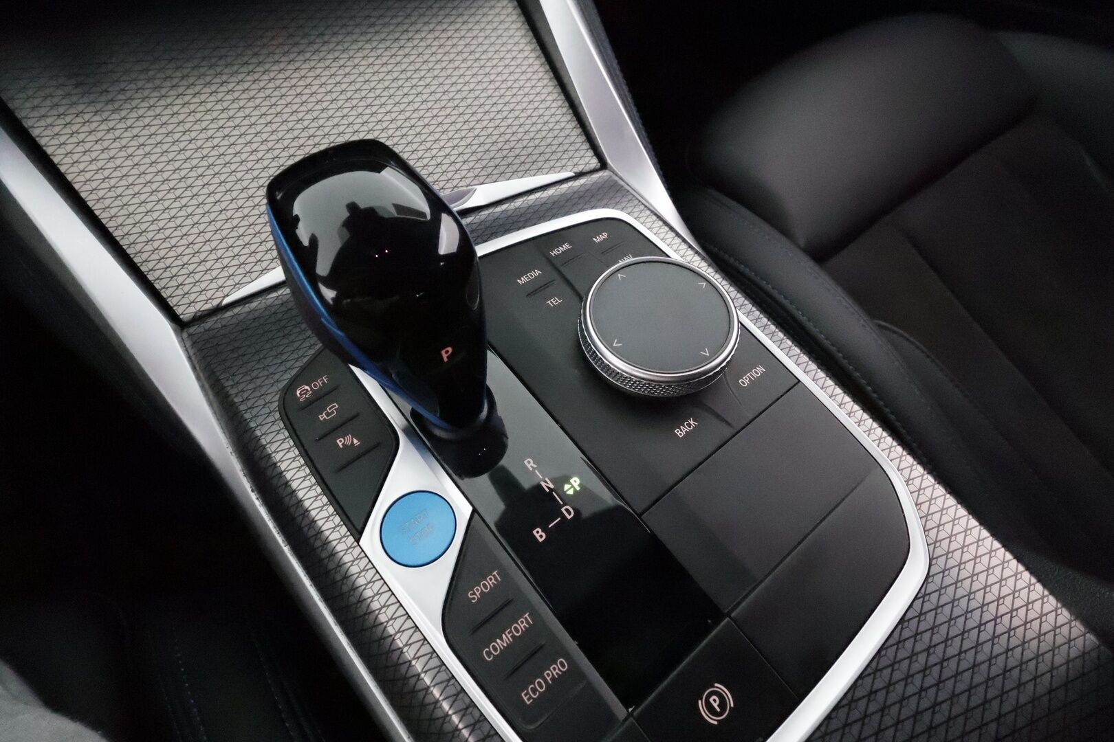 BMW I4 2022 eDrive40 M-Sport **Koukku / Adapt.Vakkari / HiFi / Laser-LED / 360° / Sporttipenkit / Widescreen / Navi / HUD** - 3,99 % KORKOTARJOUS TÄHÄN AUTOON - Akku kuntotarkastettu / 2x Latauskaapelit / Merkkihuollettu!