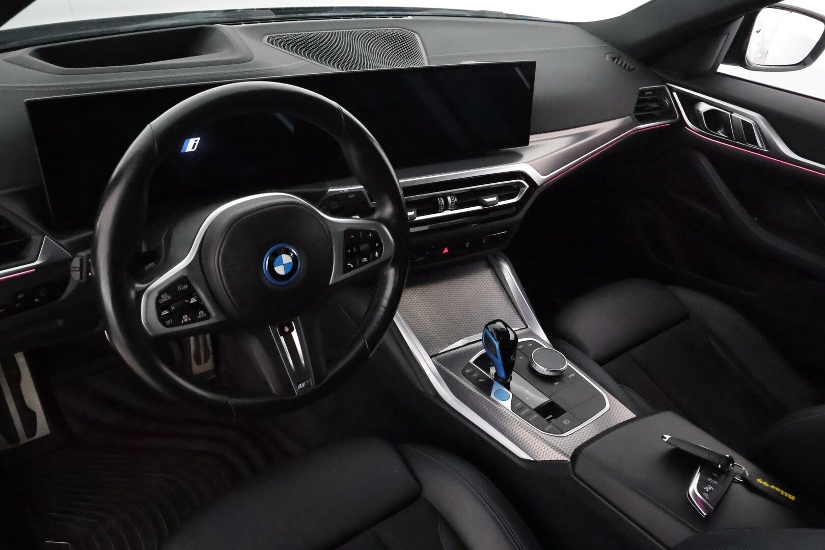 BMW I4 2022 eDrive40 M-Sport **Koukku / Adapt.Vakkari / HiFi / Laser-LED / 360° / Sporttipenkit / Widescreen / Navi / HUD** - 3,99 % KORKOTARJOUS TÄHÄN AUTOON - Akku kuntotarkastettu / 2x Latauskaapelit / Merkkihuollettu!
