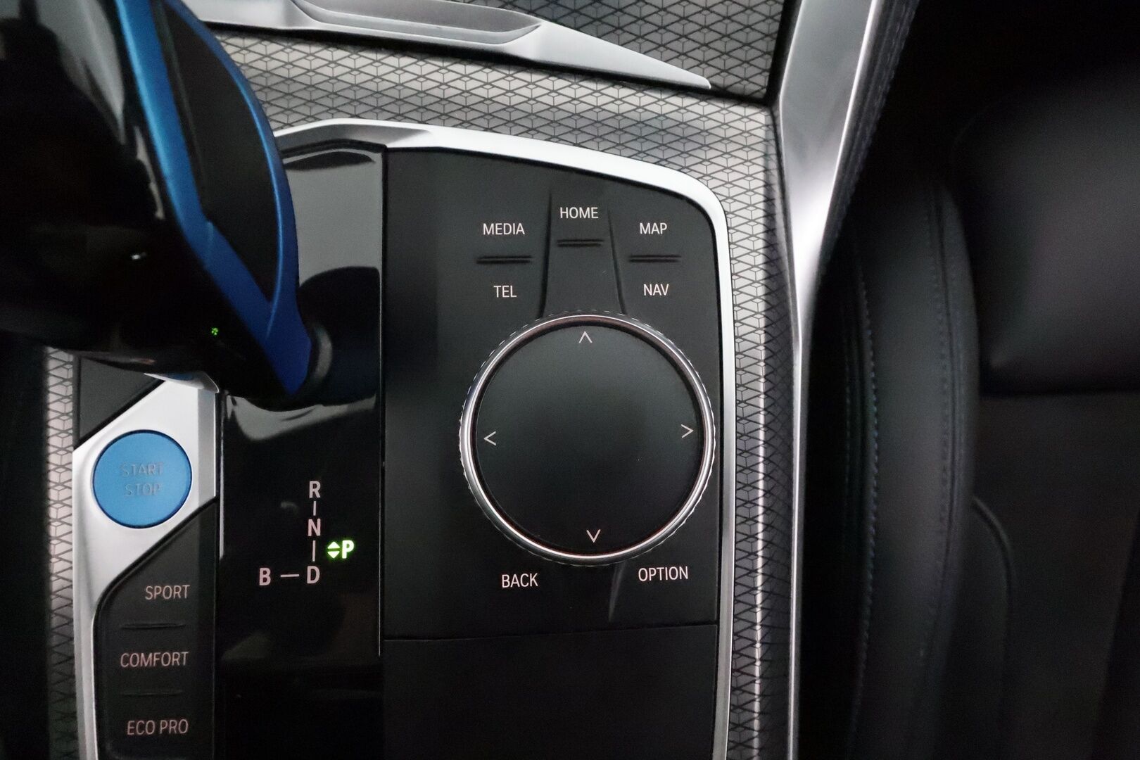 BMW I4 2022 eDrive40 M-Sport **Koukku / Adapt.Vakkari / HiFi / Laser-LED / 360° / Sporttipenkit / Widescreen / Navi / HUD** - 3,99 % KORKOTARJOUS TÄHÄN AUTOON - Akku kuntotarkastettu / 2x Latauskaapelit / Merkkihuollettu!
