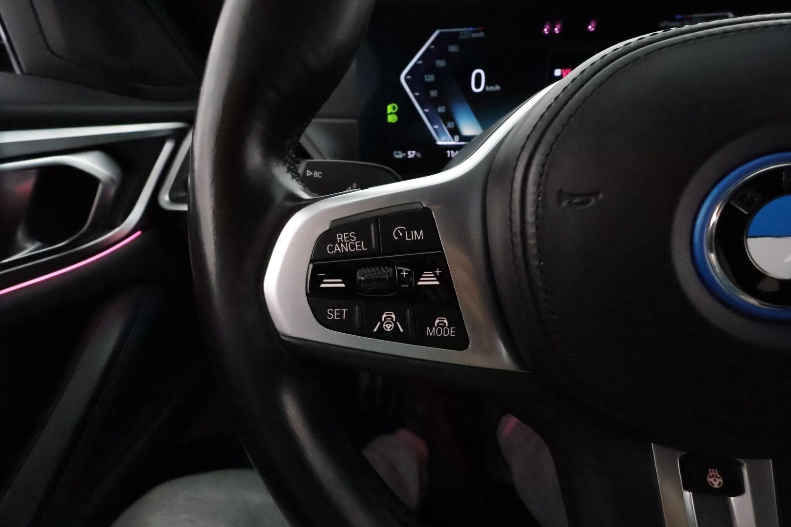 BMW I4 2022 eDrive40 M-Sport **Koukku / Adapt.Vakkari / HiFi / Laser-LED / 360° / Sporttipenkit / Widescreen / Navi / HUD** - 3,99 % KORKOTARJOUS TÄHÄN AUTOON - Akku kuntotarkastettu / 2x Latauskaapelit / Merkkihuollettu!