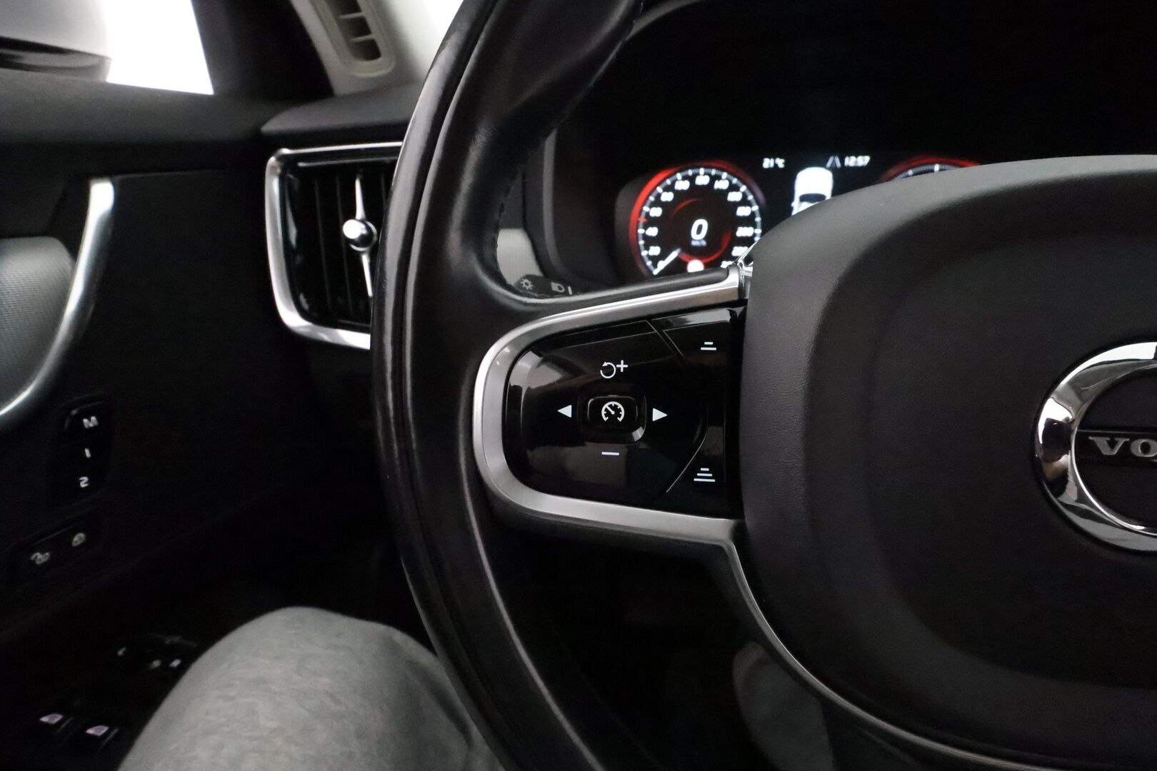 Volvo V90 2017 D4 AWD Inscription aut **Webasto / Koukku / Adapt.Vakkari / Full-LED / P.kamera / Sporttipenkki Muistilla / Navi** - 3,99 % KORKOTARJOUS TÄHÄN AUTOON - Kahdet Renkaat
