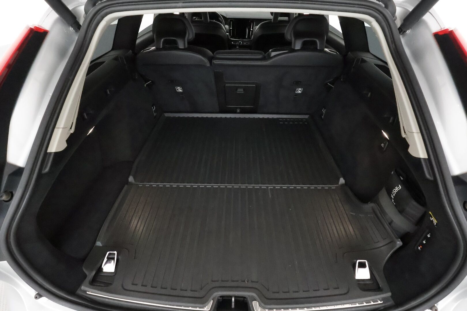 Volvo V90 2017 D4 AWD Inscription aut **Webasto / Koukku / Adapt.Vakkari / Full-LED / P.kamera / Sporttipenkki Muistilla / Navi** - 3,99 % KORKOTARJOUS TÄHÄN AUTOON - Kahdet Renkaat