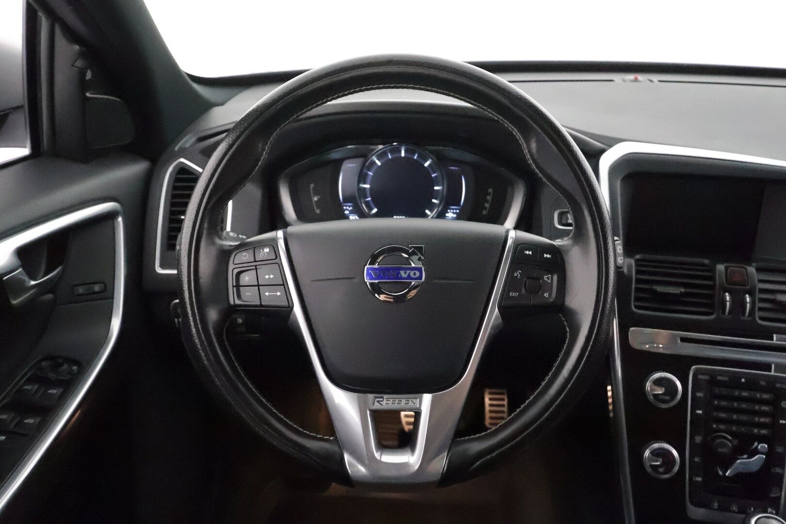 Volvo XC60 2016 D4 AWD R-Design aut - Webasto / Adapt.Vakkari / Panorama / Nahkasisusta / Digimittari / Sensus Navi / Peruutuskamera / Huippuvarusteet!
