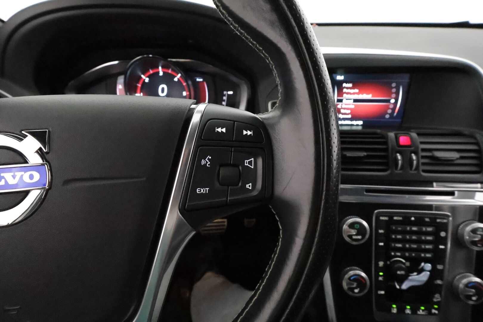 Volvo XC60 2016 D4 AWD R-Design aut - Webasto / Adapt.Vakkari / Panorama / Nahkasisusta / Digimittari / Sensus Navi / Peruutuskamera / Huippuvarusteet!
