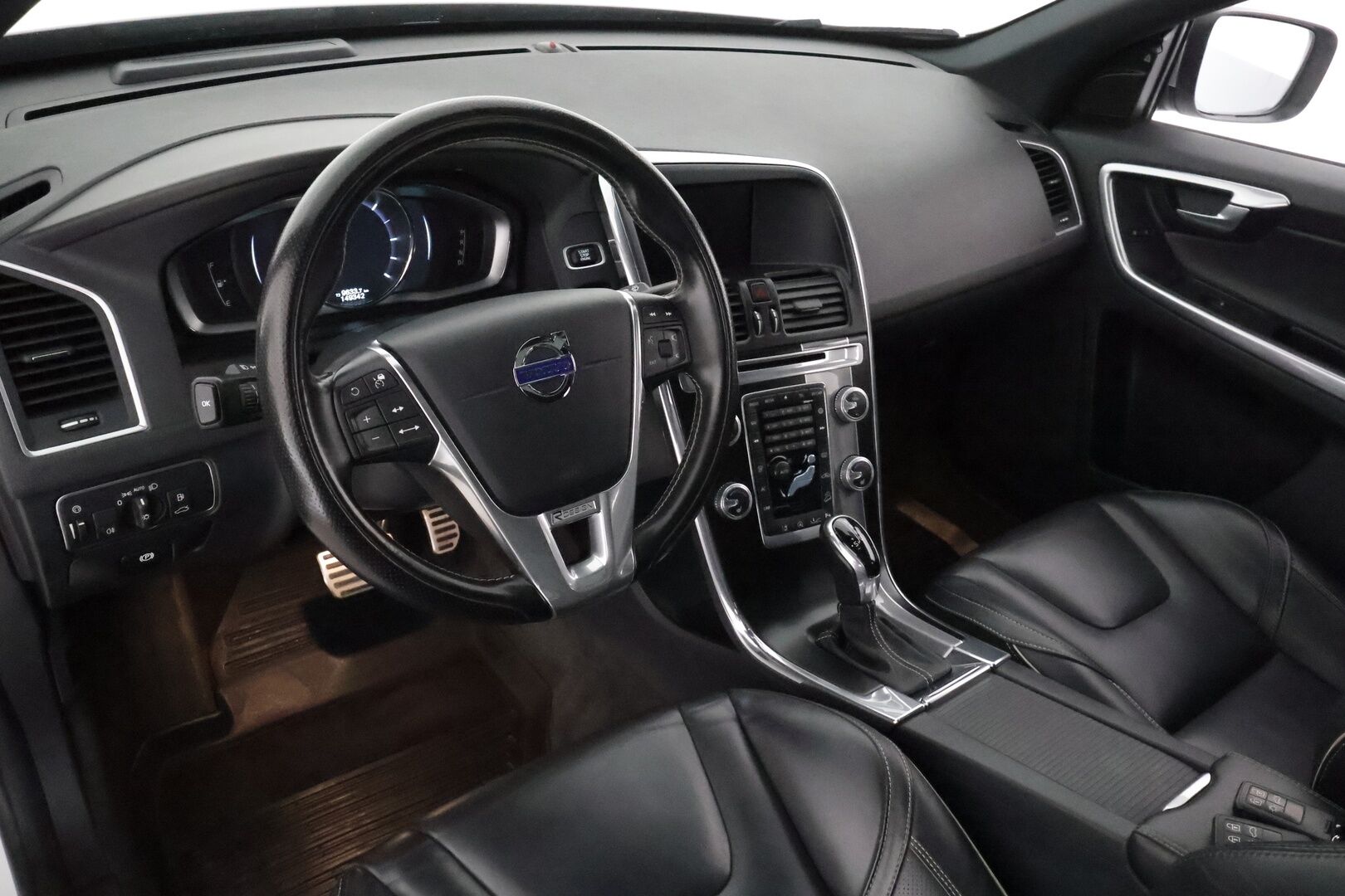 Volvo XC60 2016 D4 AWD R-Design aut - Webasto / Adapt.Vakkari / Panorama / Nahkasisusta / Digimittari / Sensus Navi / Peruutuskamera / Huippuvarusteet!
