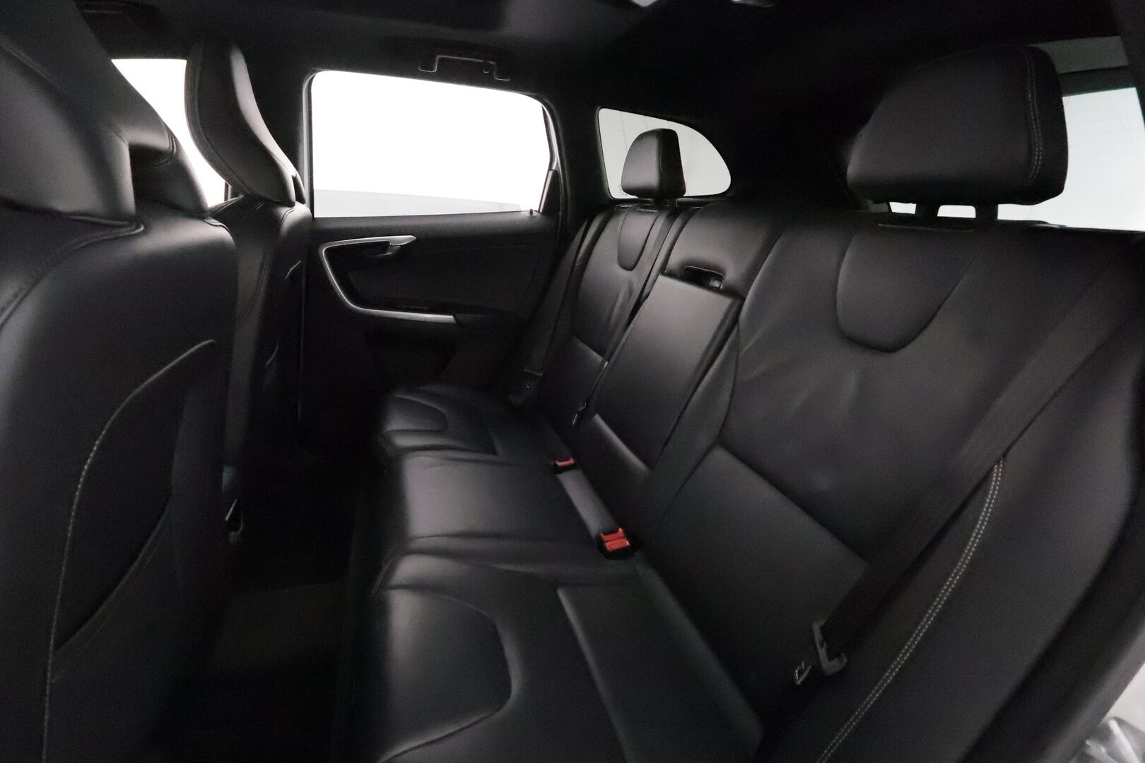Volvo XC60 2016 D4 AWD R-Design aut - Webasto / Adapt.Vakkari / Panorama / Nahkasisusta / Digimittari / Sensus Navi / Peruutuskamera / Huippuvarusteet!
