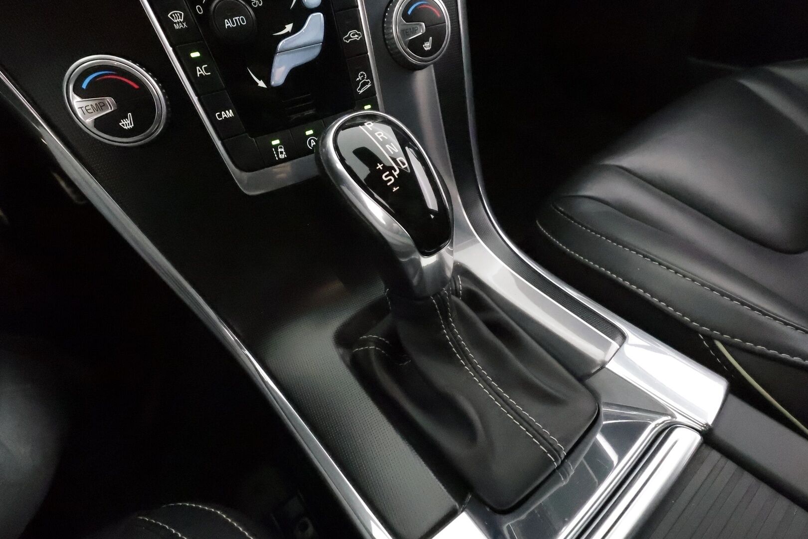 Volvo XC60 2016 D4 AWD R-Design aut - Webasto / Adapt.Vakkari / Panorama / Nahkasisusta / Digimittari / Sensus Navi / Peruutuskamera / Huippuvarusteet!