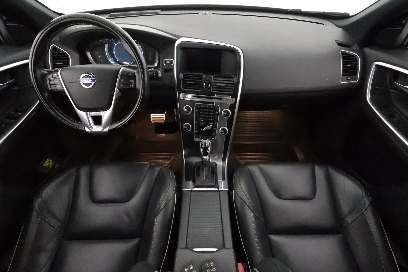 Volvo XC60 2016 D4 AWD R-Design aut - Webasto / Adapt.Vakkari / Panorama / Nahkasisusta / Digimittari / Sensus Navi / Peruutuskamera / Huippuvarusteet!