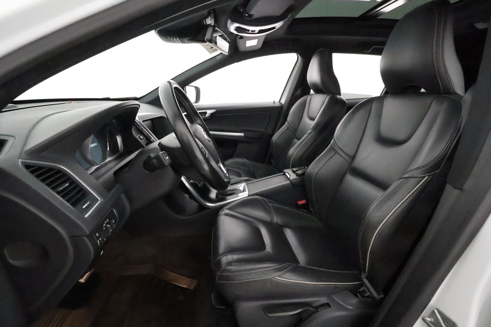Volvo XC60 2016 D4 AWD R-Design aut - Webasto / Adapt.Vakkari / Panorama / Nahkasisusta / Digimittari / Sensus Navi / Peruutuskamera / Huippuvarusteet!