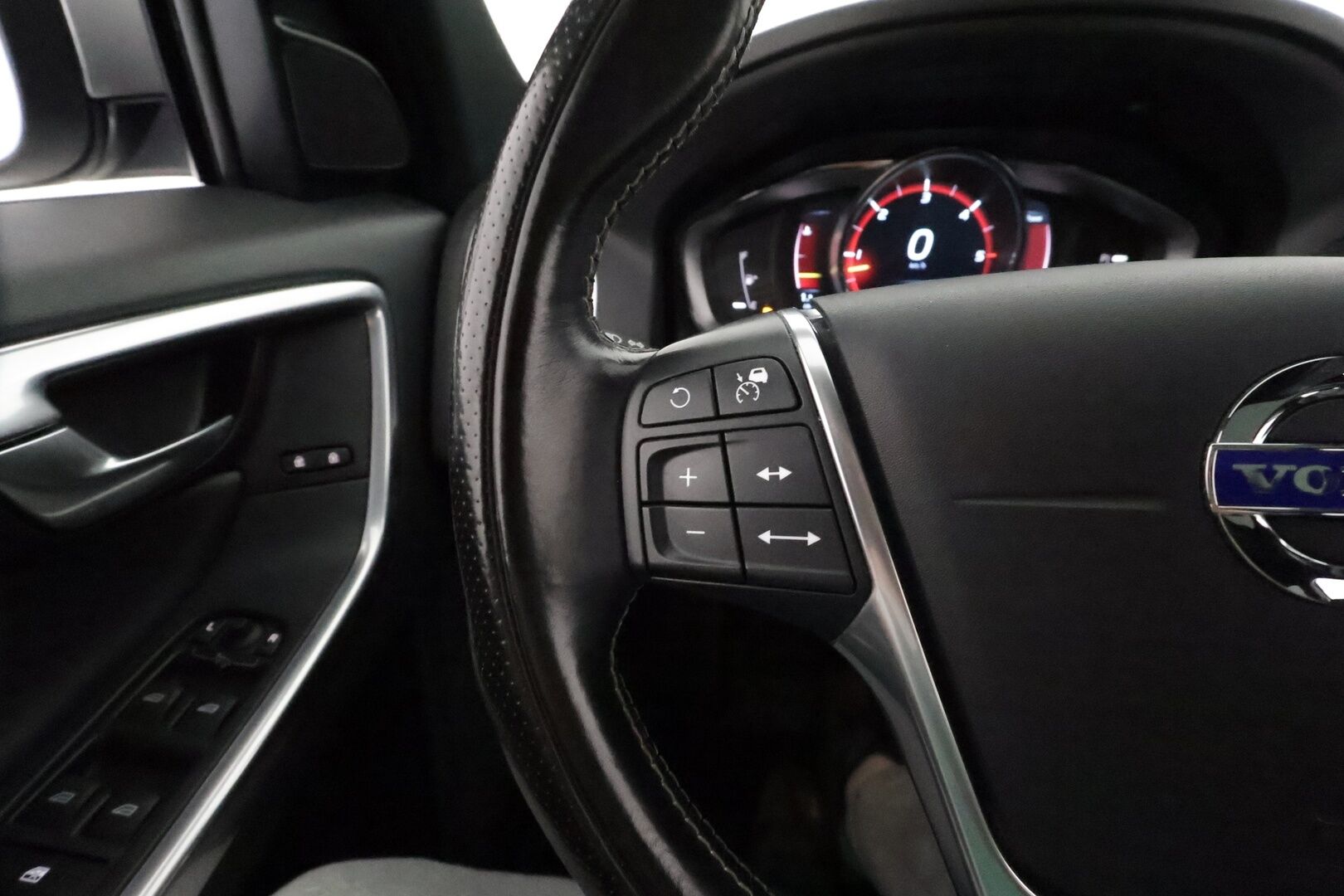 Volvo XC60 2016 D4 AWD R-Design aut - Webasto / Adapt.Vakkari / Panorama / Nahkasisusta / Digimittari / Sensus Navi / Peruutuskamera / Huippuvarusteet!