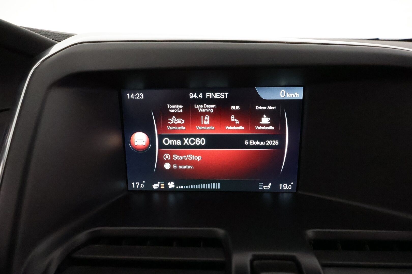 Volvo XC60 2016 D4 AWD R-Design aut - Webasto / Adapt.Vakkari / Panorama / Nahkasisusta / Digimittari / Sensus Navi / Peruutuskamera / Huippuvarusteet!
