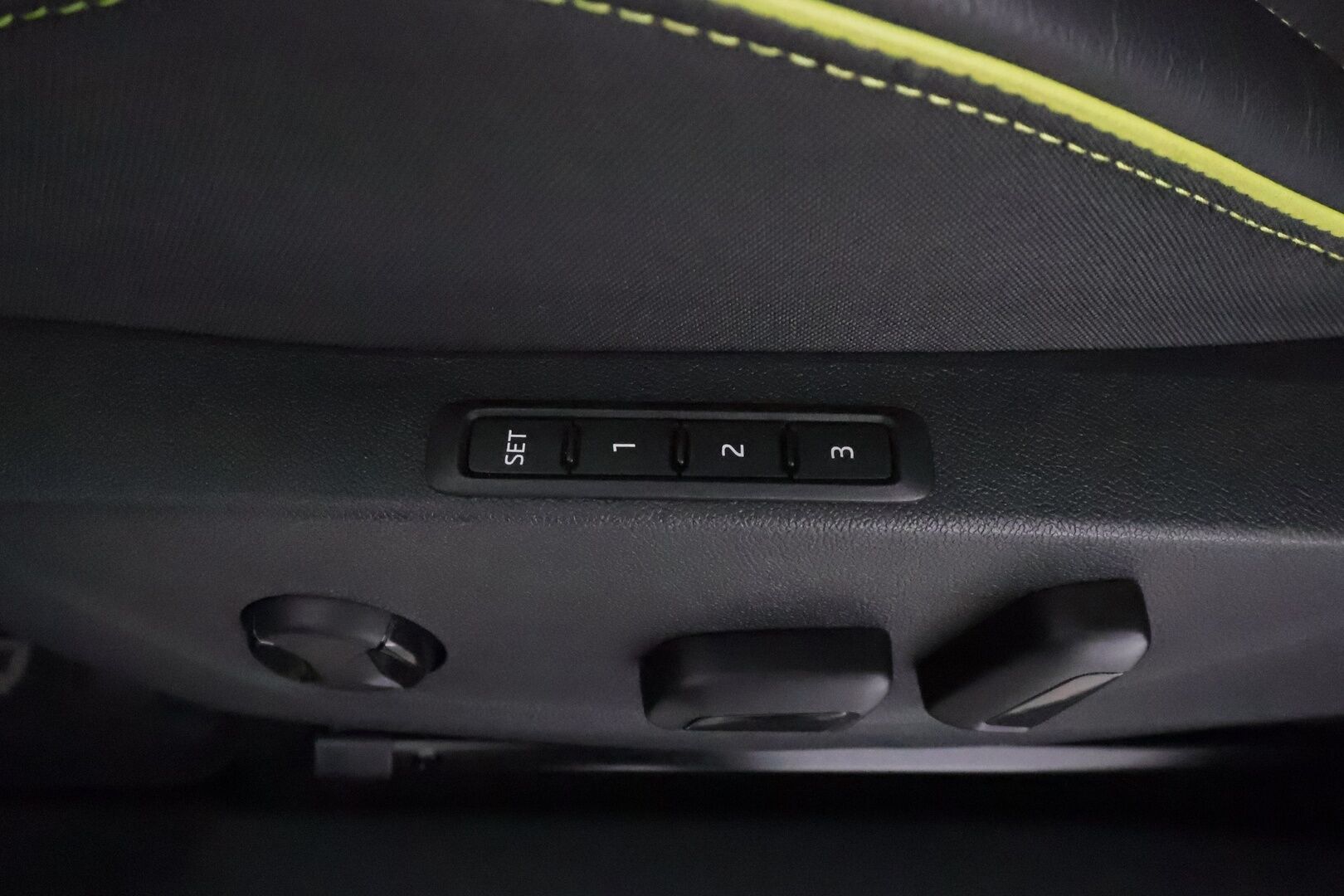 SKODA ENYAQ 2023 Coupe 80x 4x4 RS iV **Lämpöpumppu / Koukku / ACC / Matrix-LED / Muistipenkki / P.kamera / Navi / Kaistavahti / Keyless** - 3,99 % KORKOTARJOUS TÄHÄN AUTOON - Akku kuntotarkastettu / **HYVILLÄ KAMOILLA**